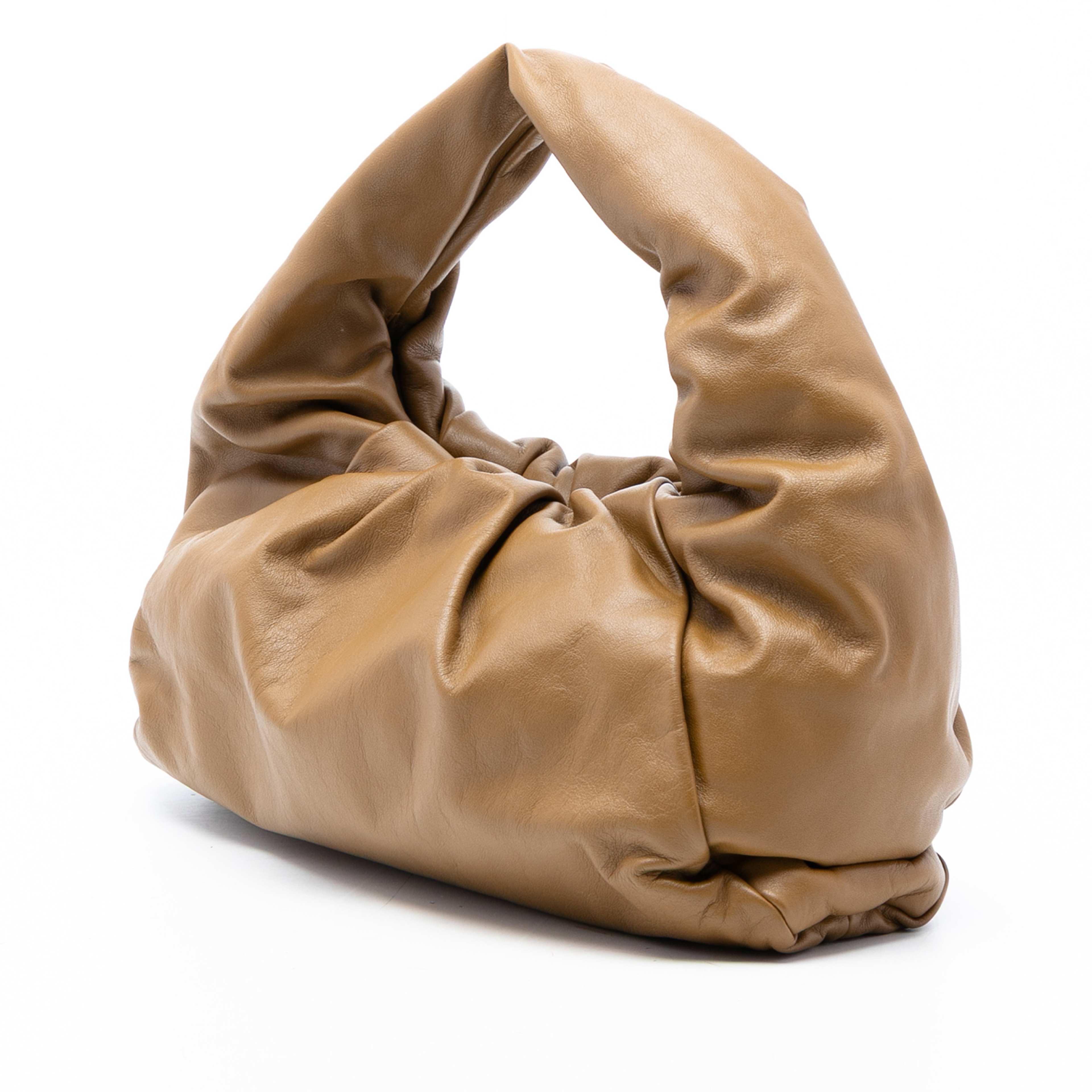 Bottega Veneta Lambskin The Shoulder Pouch, från Luxclusif, i färgen brown. Klicka för att öppna bilden i stort format
