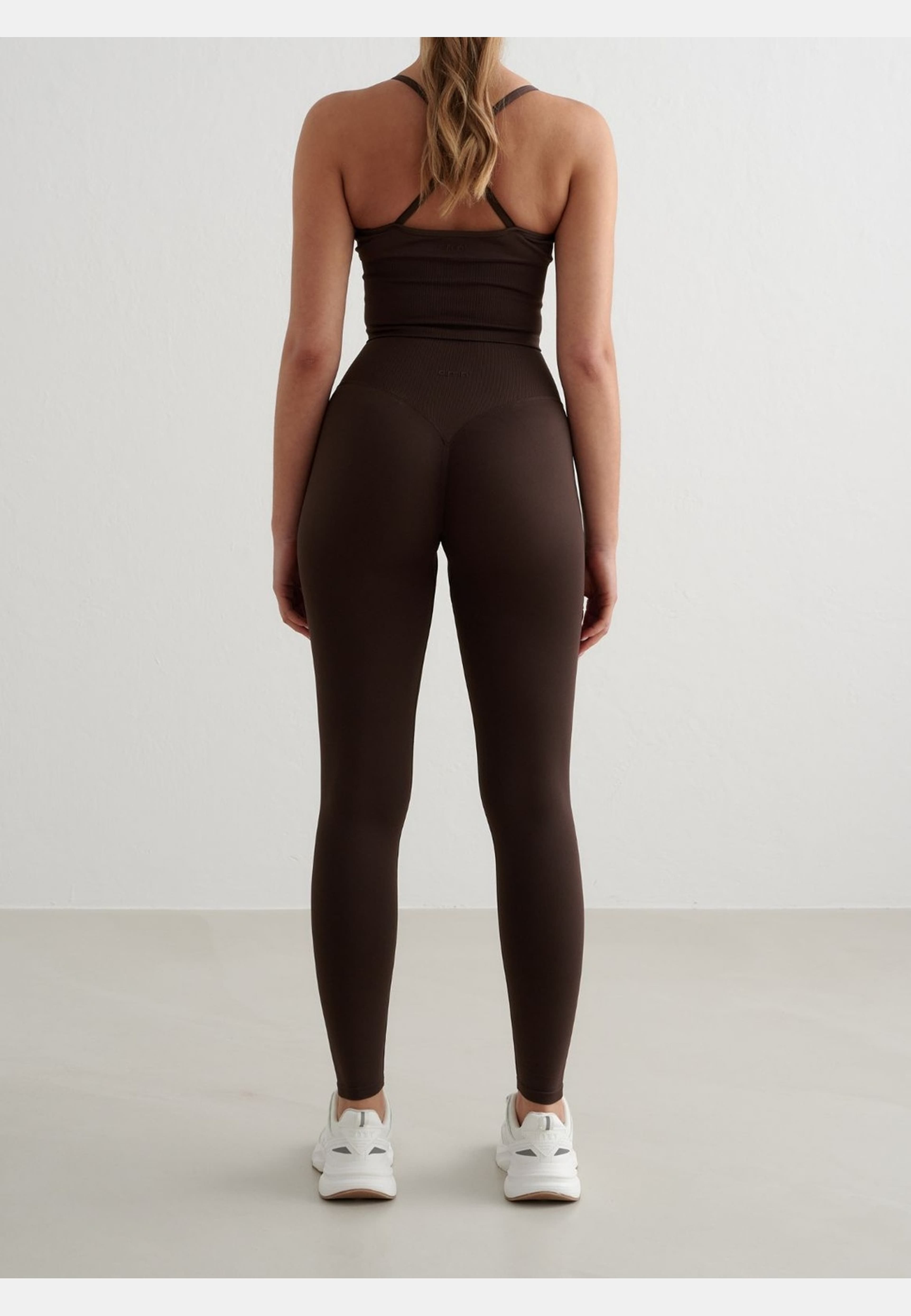 Shape Seamless Petite Tights, från aim'n, i färgen chocolate. Klicka för att öppna bilden i stort format