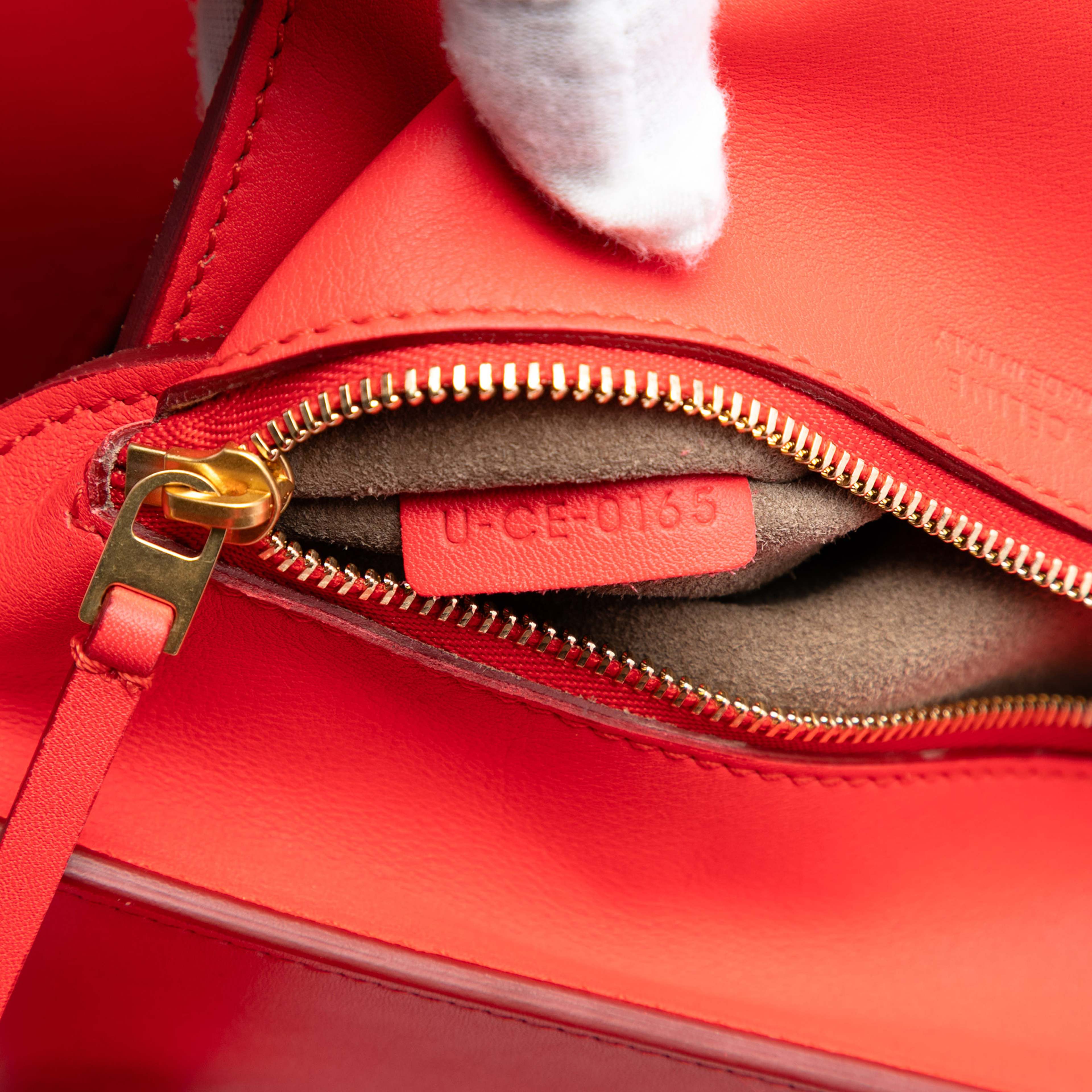 Celine Small Smooth Calfskin Tie Knot Handbag, från Luxclusif, i färgen red. Klicka för att öppna bilden i stort format