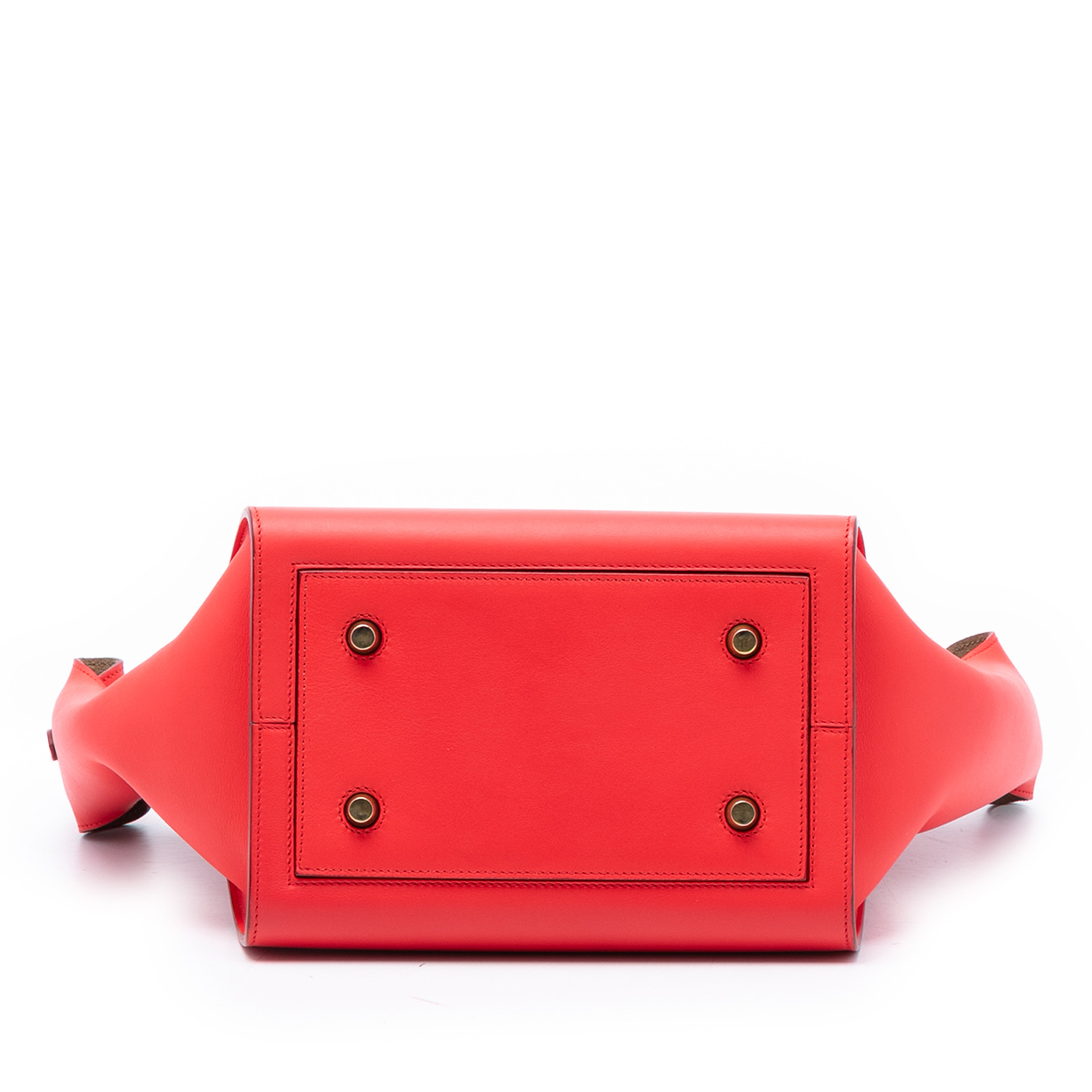 Celine Small Smooth Calfskin Tie Knot Handbag, från Luxclusif, i färgen red. Klicka för att öppna bilden i stort format