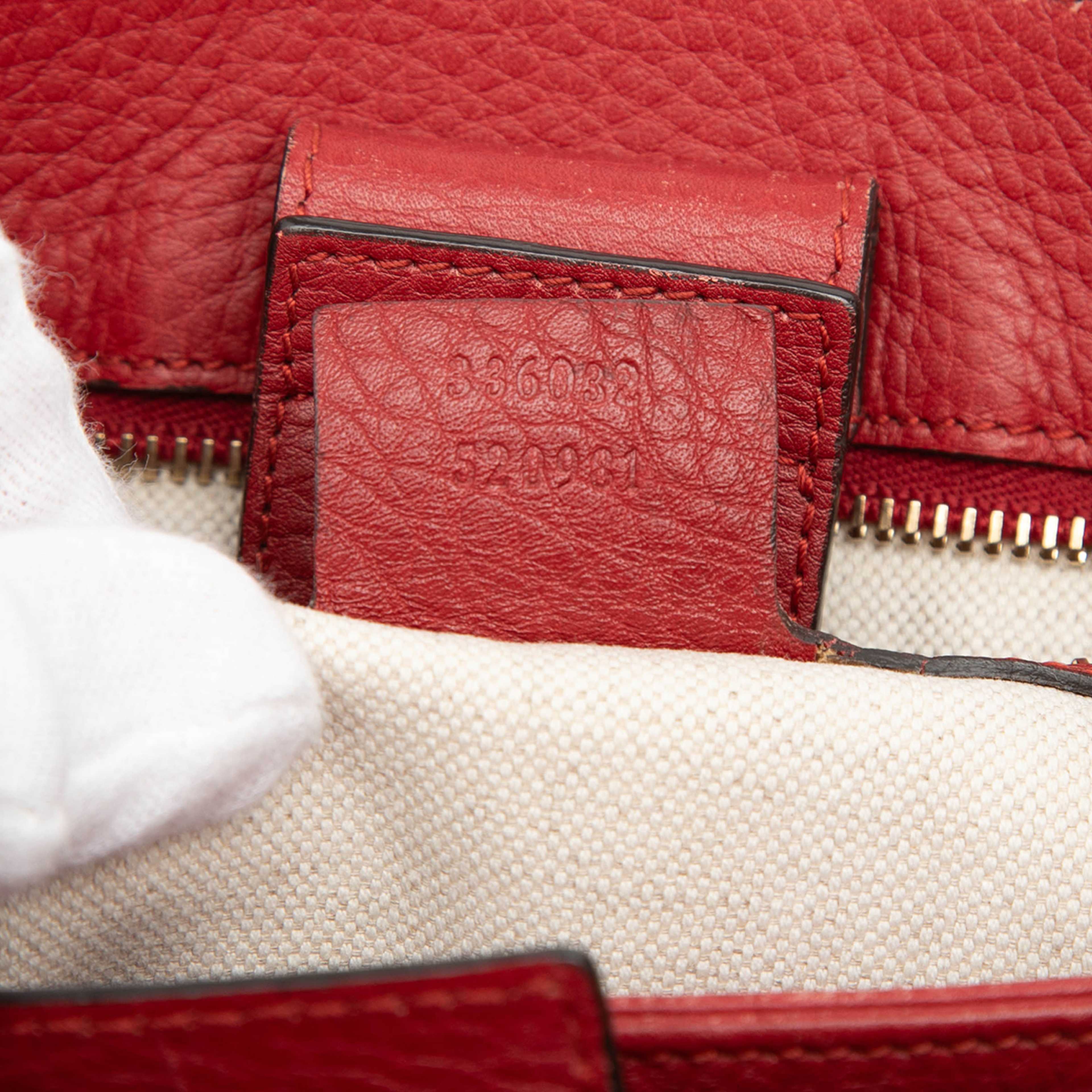 Gucci Small Calfskin Bamboo Shopper Satchel, från Luxclusif, i färgen röd. Klicka för att öppna bilden i stort format