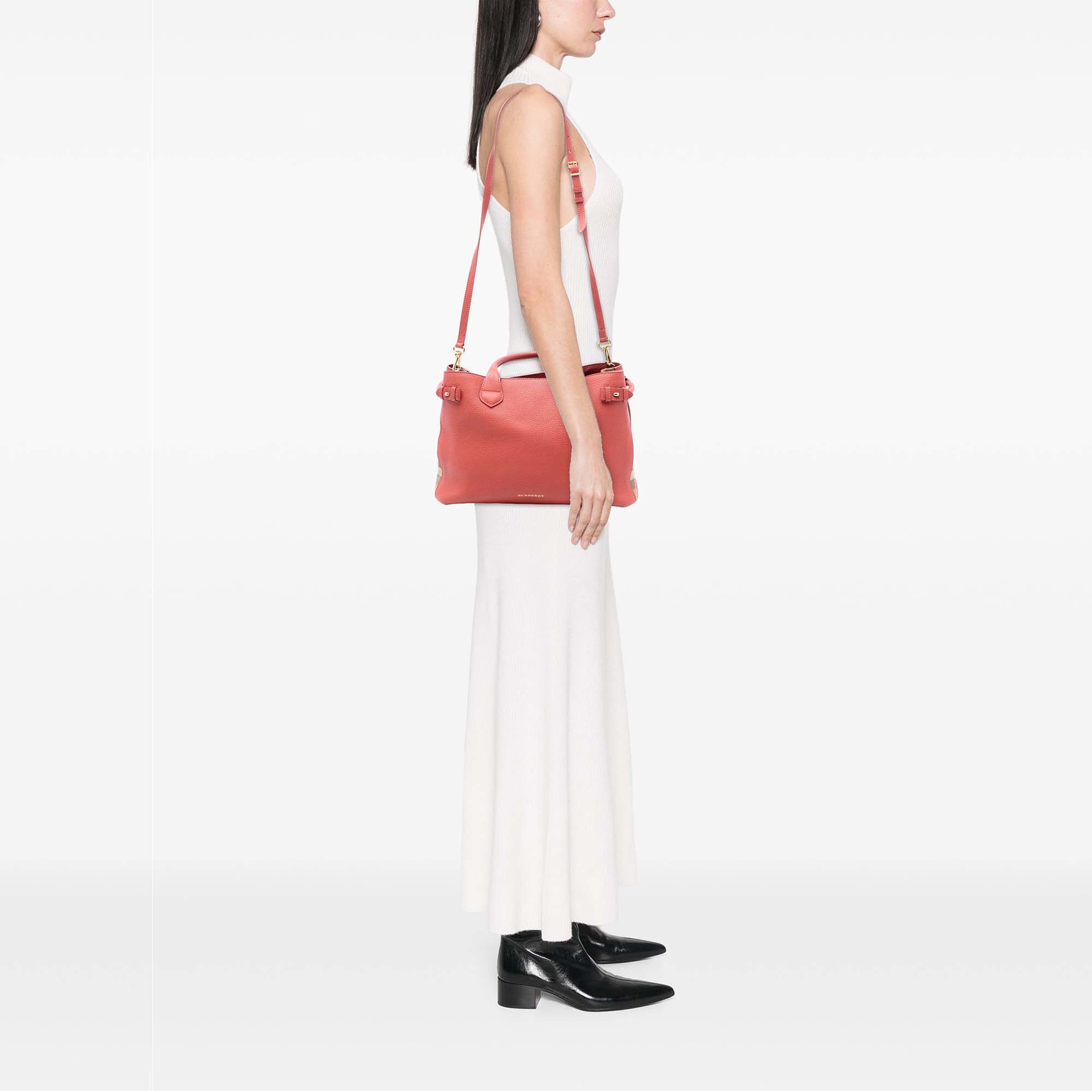 Burberry Medium Leather And House Check Canvas Banner Satchel, från Luxclusif, i färgen rosa. Klicka för att öppna bilden i stort format