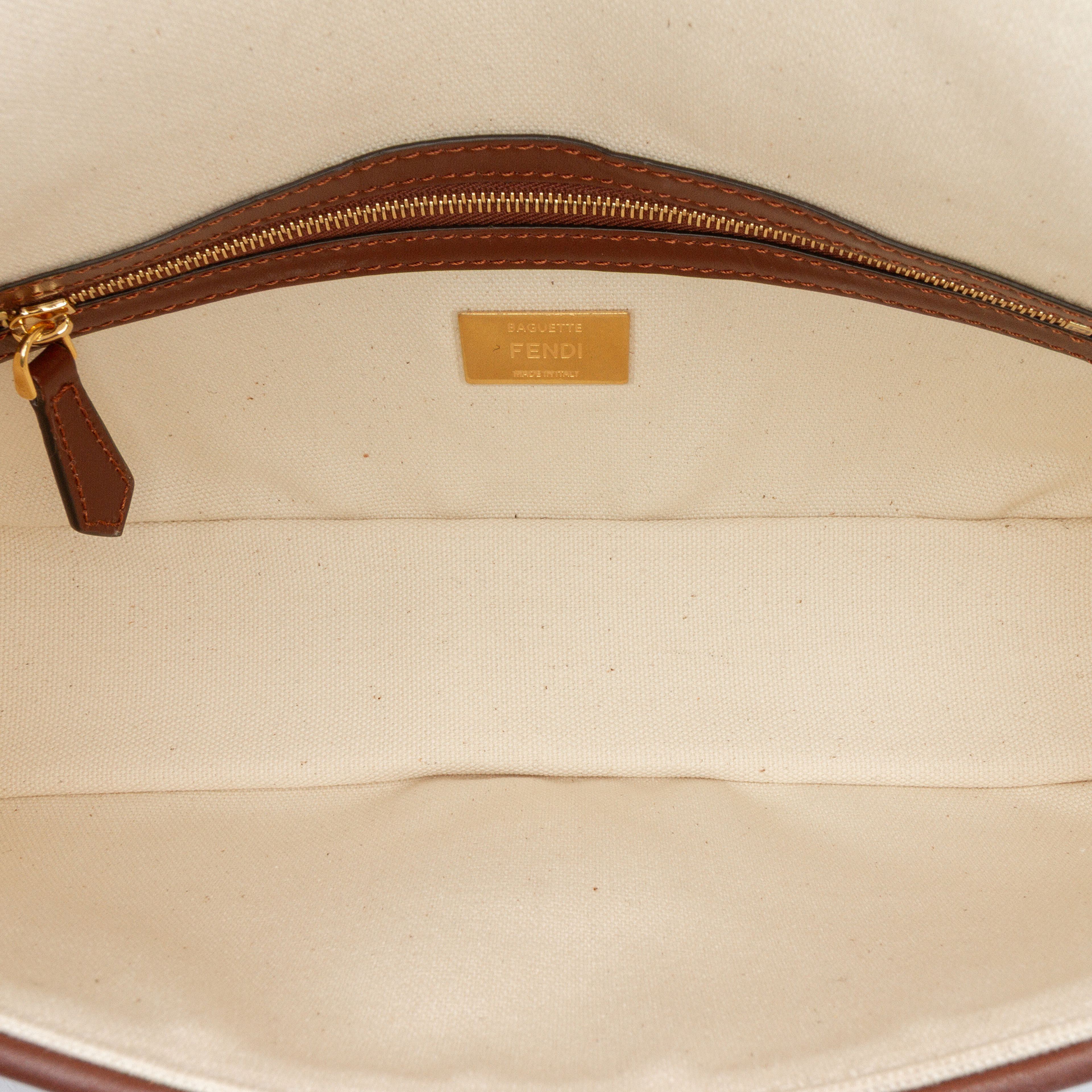 Fendi Sarah Coleman Zucca Embroidered Canvas Fish Eye Vertigo Baguette Satchel, från Luxclusif, i färgen light beige. Klicka för att öppna bilden i stort format