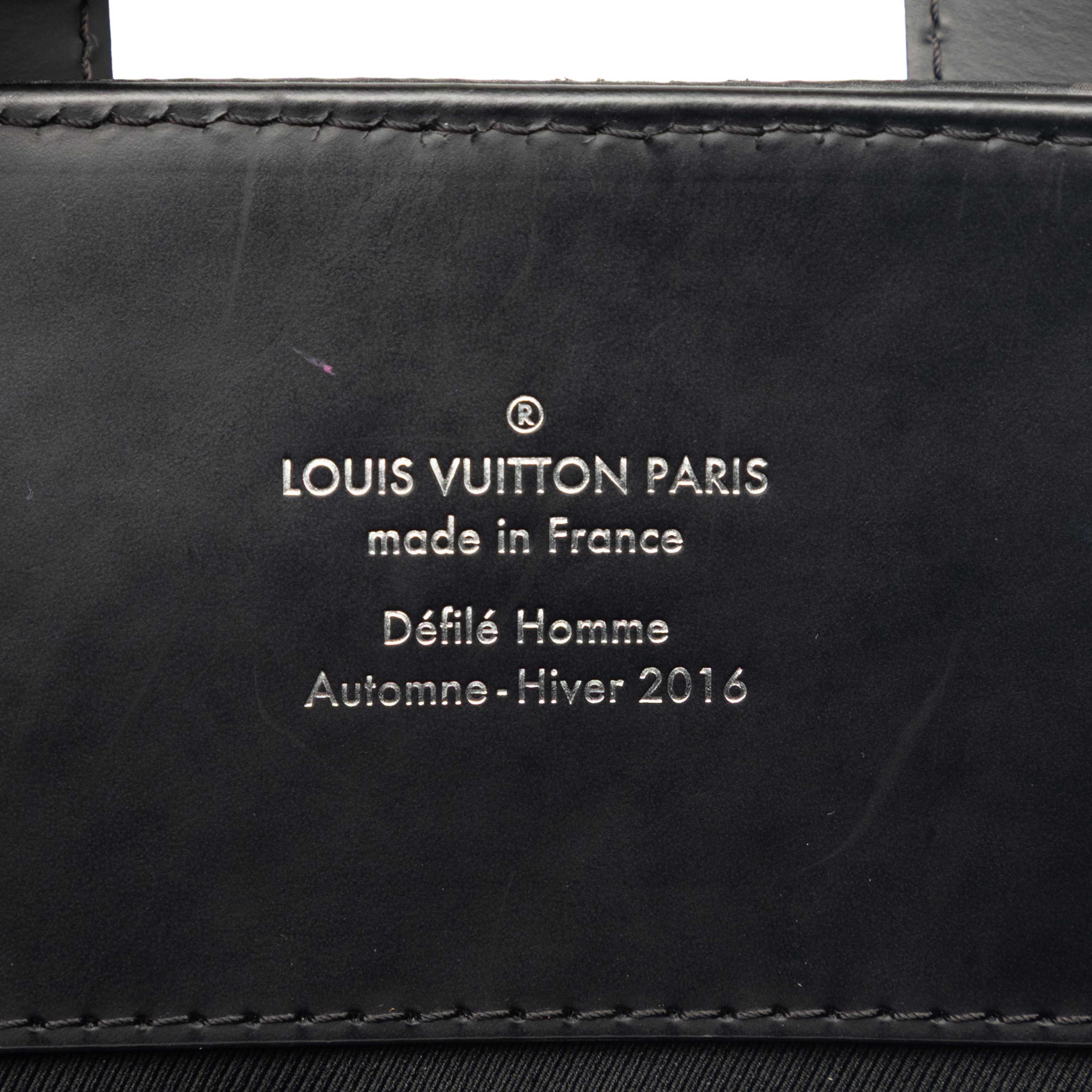 Louis Vuitton Fragment Monogram Eclipse Explorer Backpack, från Luxclusif, i färgen black. Klicka för att öppna bilden i stort format