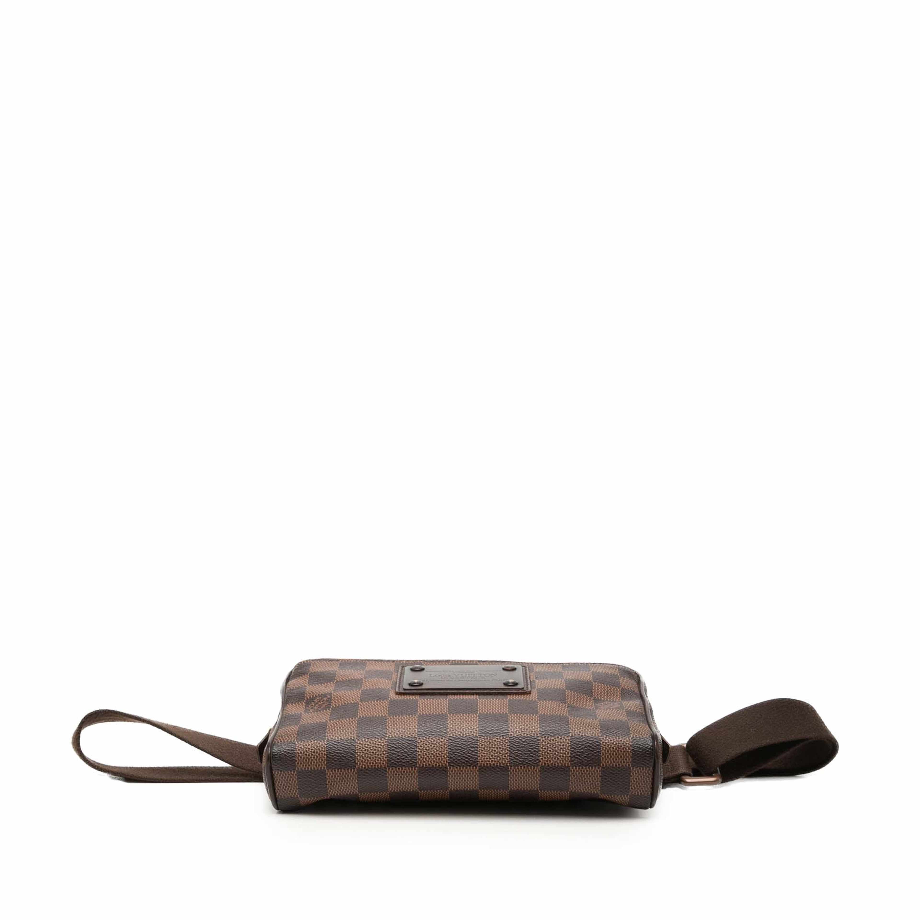 Louis Vuitton Damier Ebene Brooklyn Bum Bag, från Luxclusif, i färgen brun. Klicka för att öppna bilden i stort format