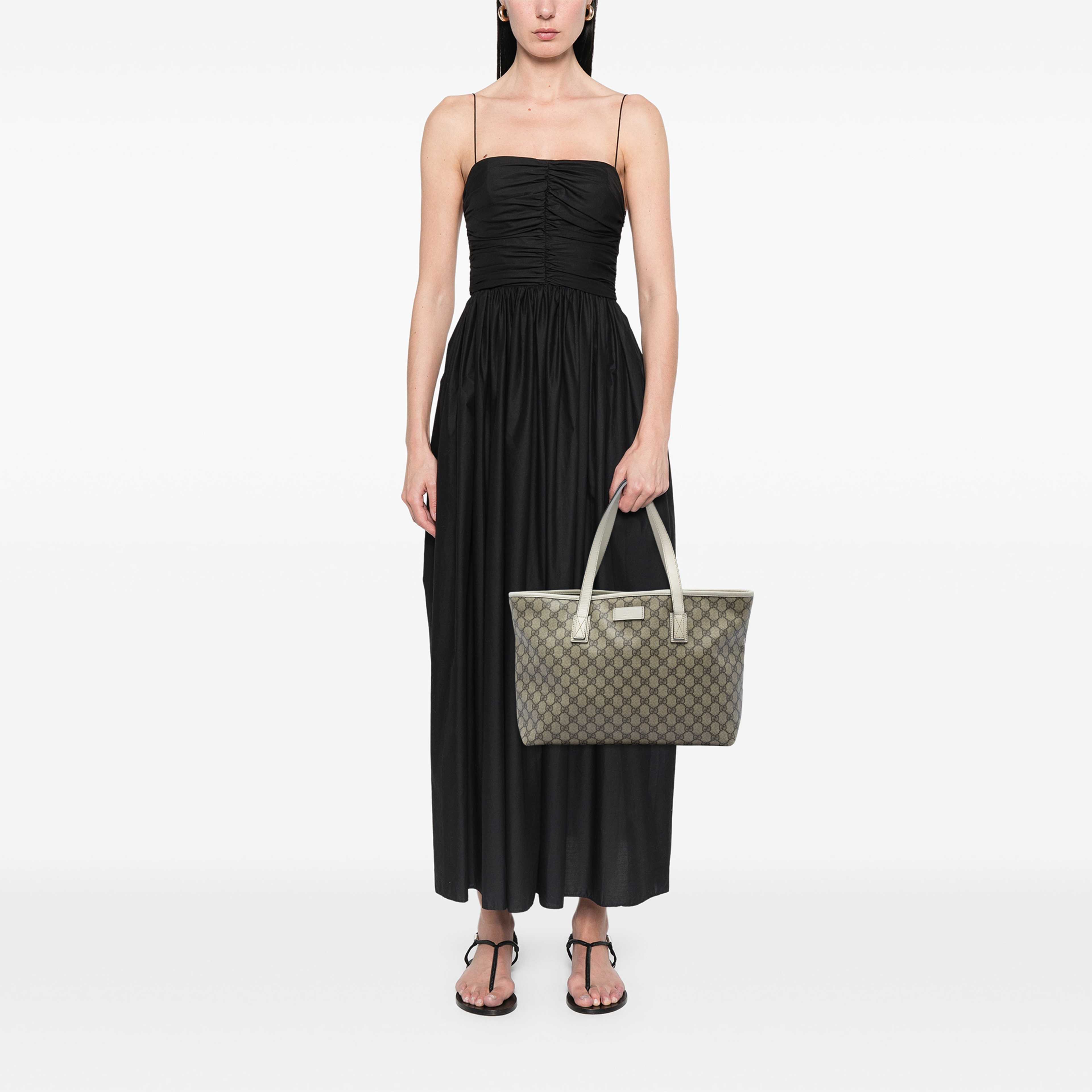 Gucci Medium Gg Supreme Tote, från Luxclusif, i färgen beige. Klicka för att öppna bilden i stort format