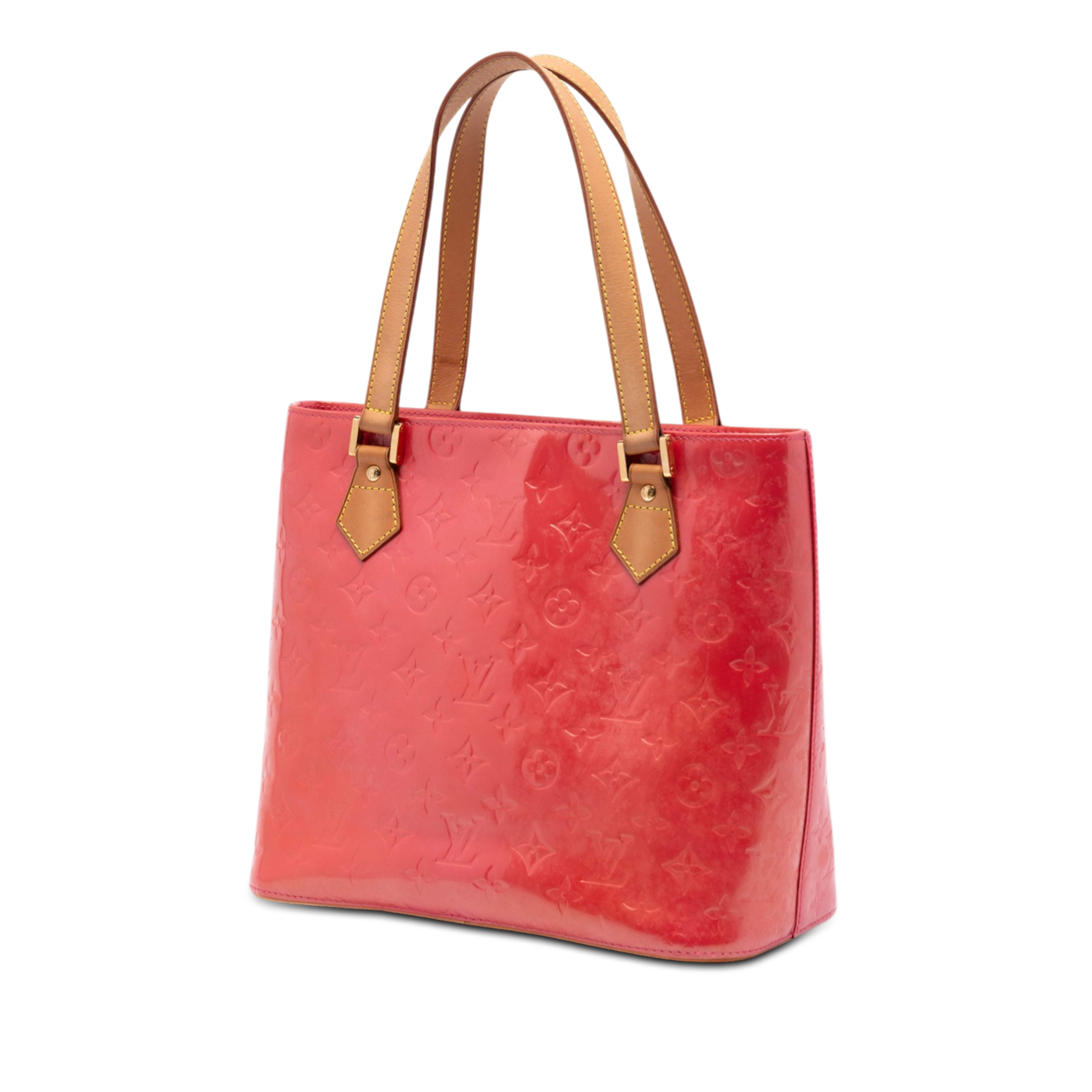 Louis Vuitton Monogram Vernis Houston, från Luxclusif, i färgen rosa. Klicka för att öppna bilden i stort format
