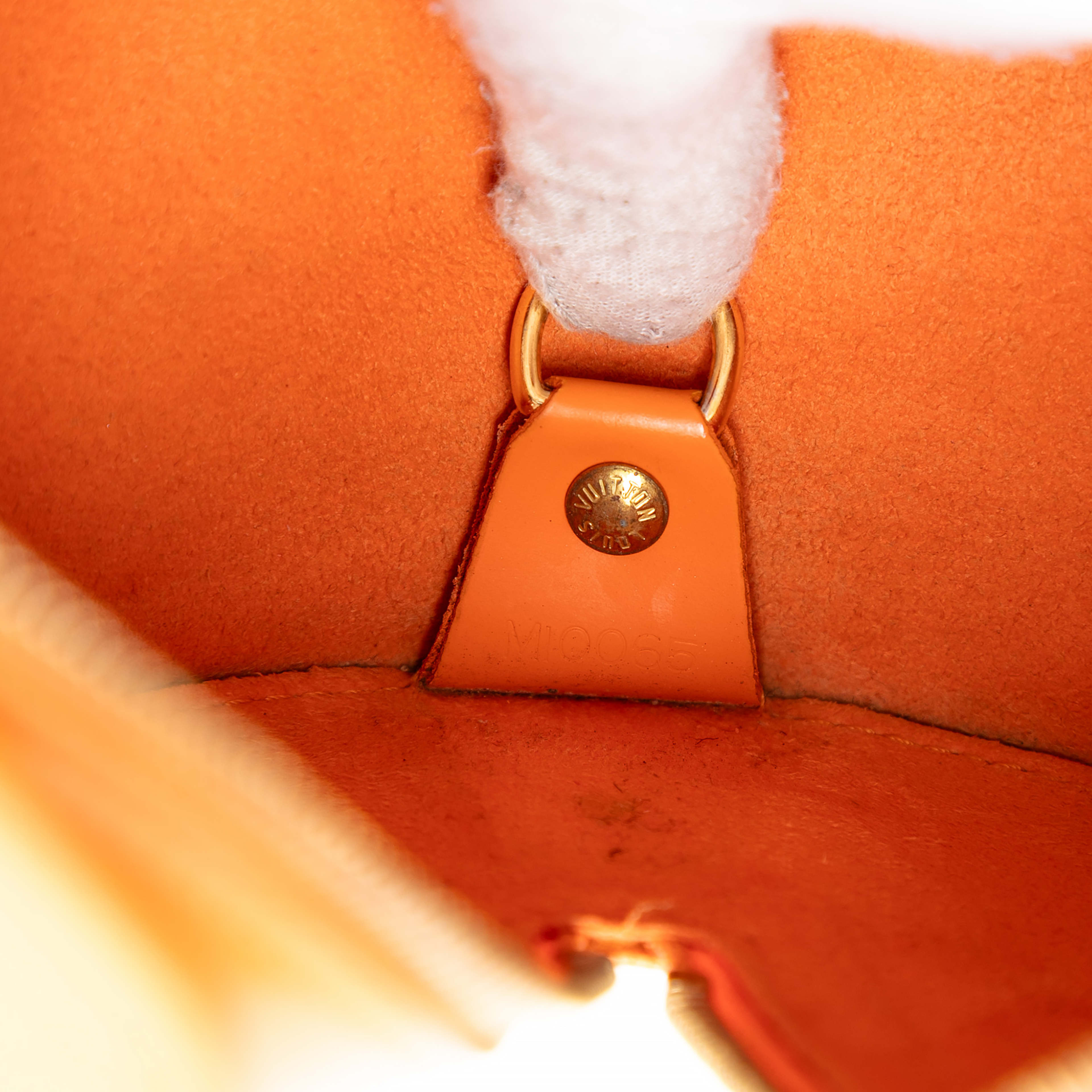 Louis Vuitton Epi Soufflot, från Luxclusif, i färgen orange. Klicka för att öppna bilden i stort format
