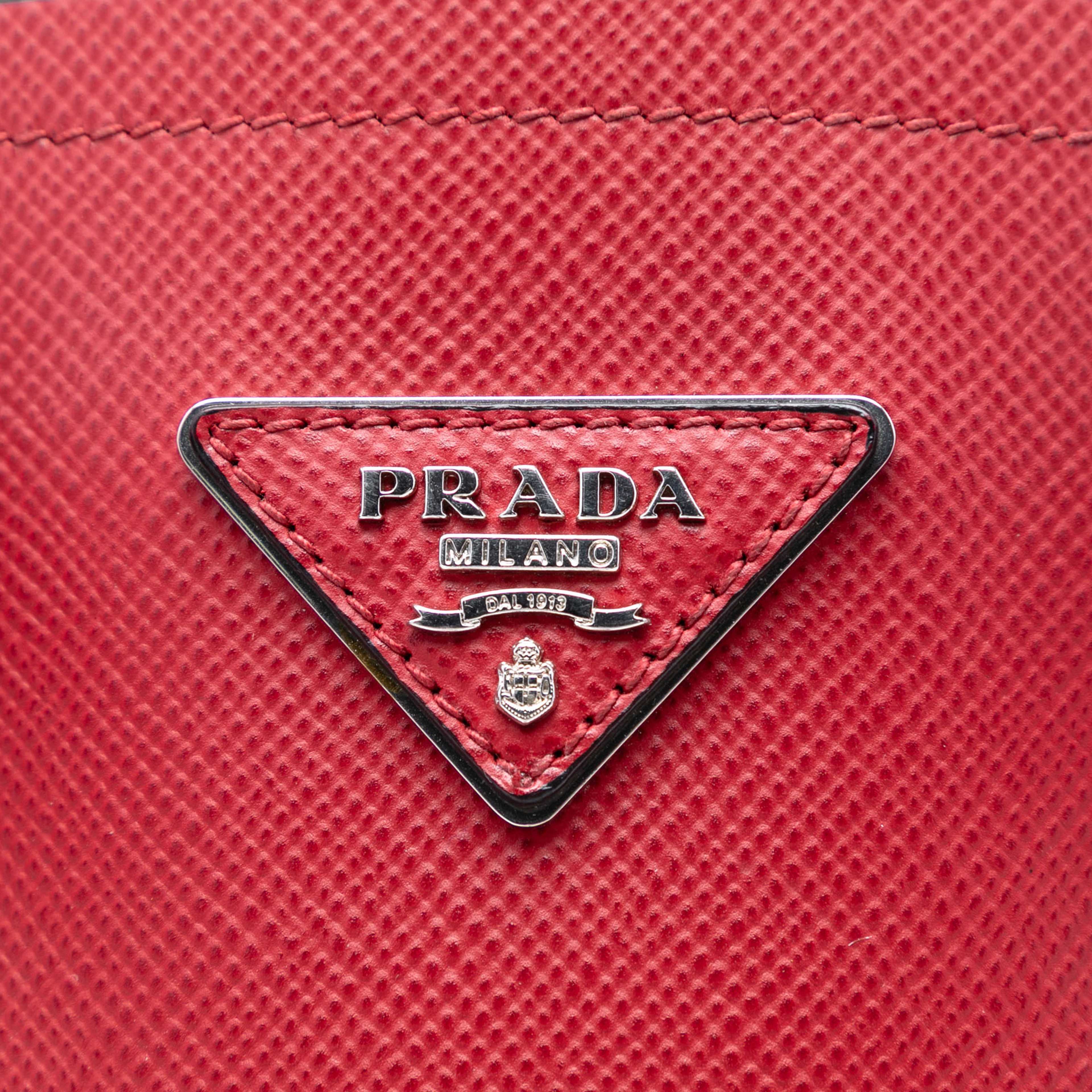 Prada Medium Saffiano Cuir Double Handle Satchel, från Luxclusif, i färgen red. Klicka för att öppna bilden i stort format