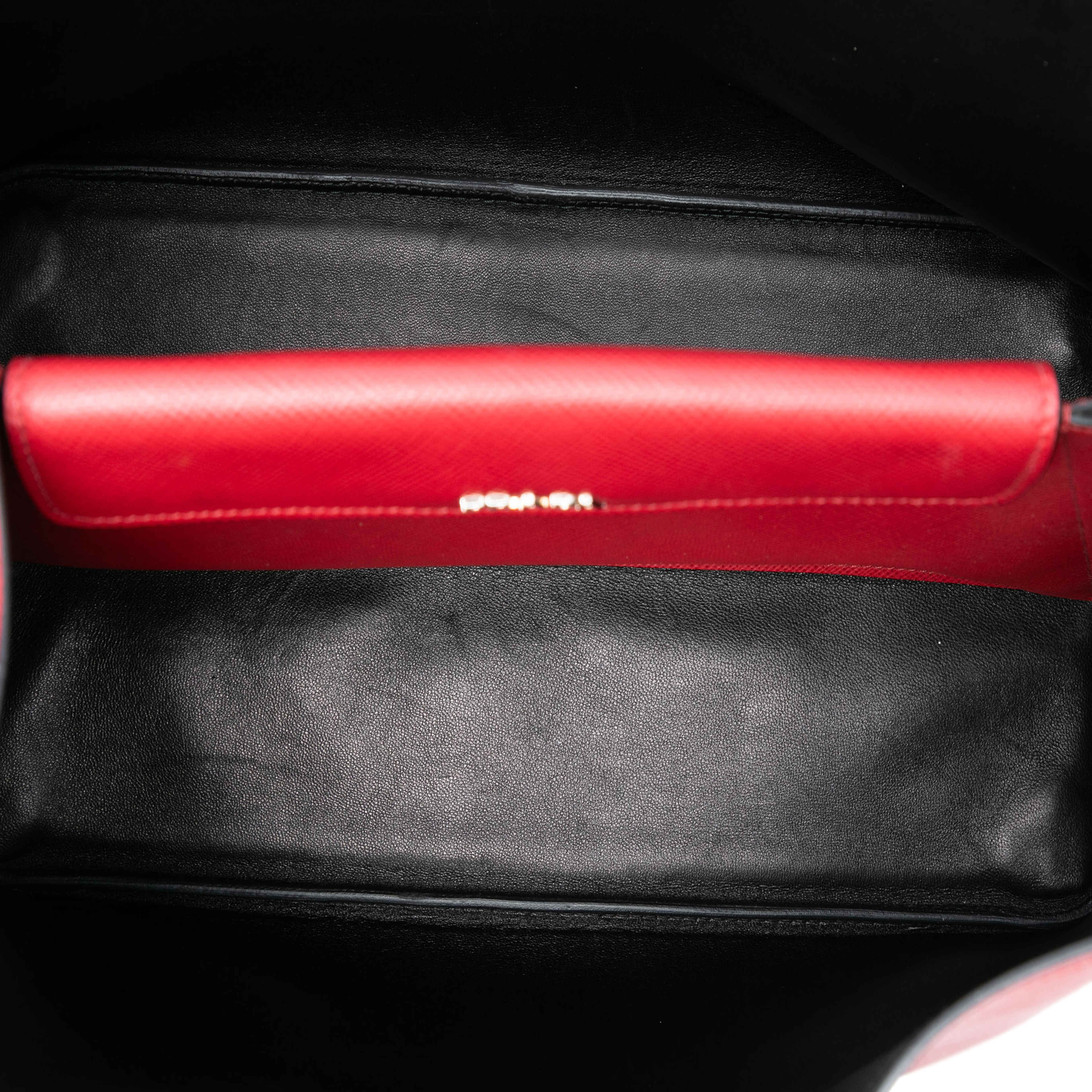 Prada Medium Saffiano Cuir Double Handle Satchel, från Luxclusif, i färgen red. Klicka för att öppna bilden i stort format