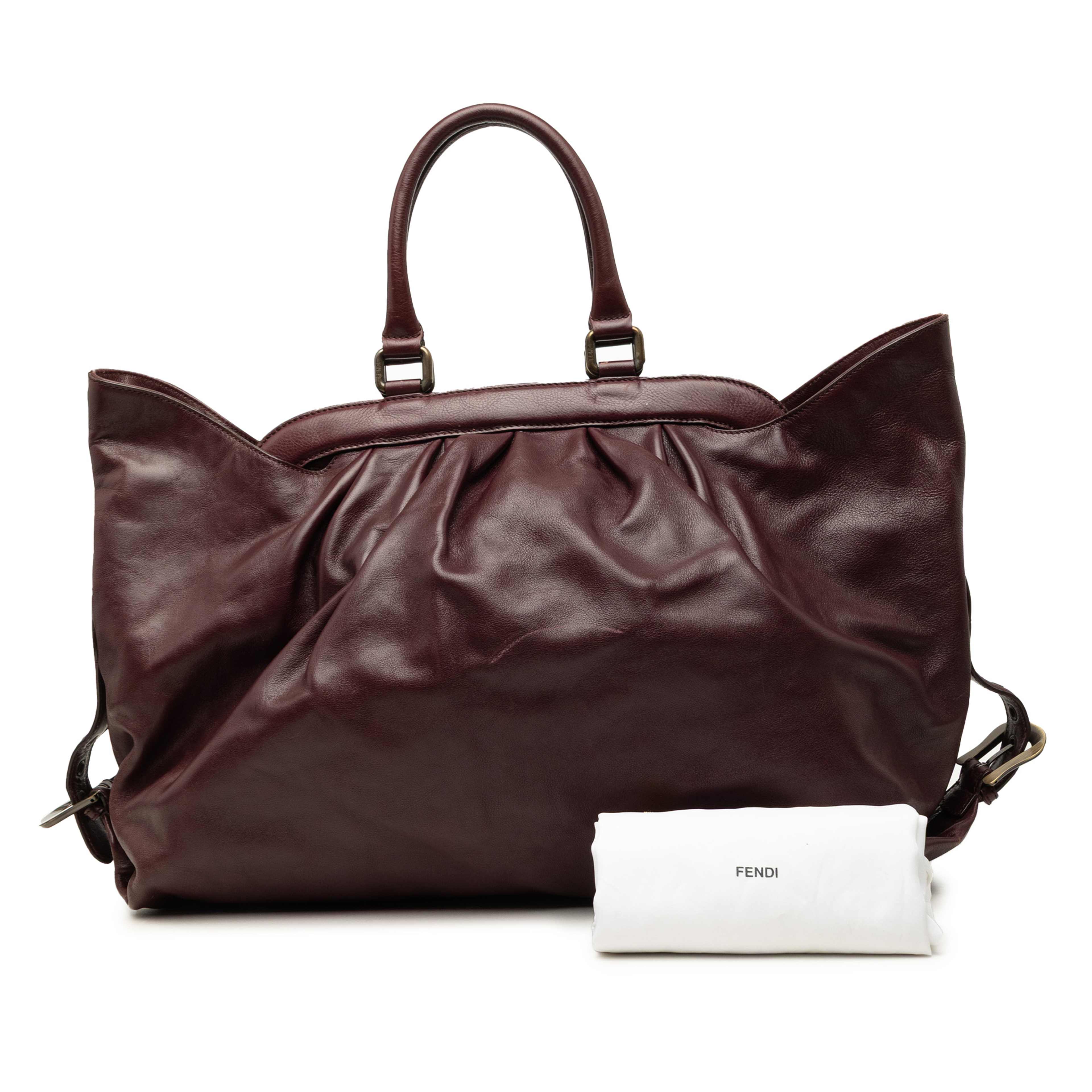 Fendi Leather Doctor B Handbag, från Luxclusif, i färgen röd. Klicka för att öppna bilden i stort format