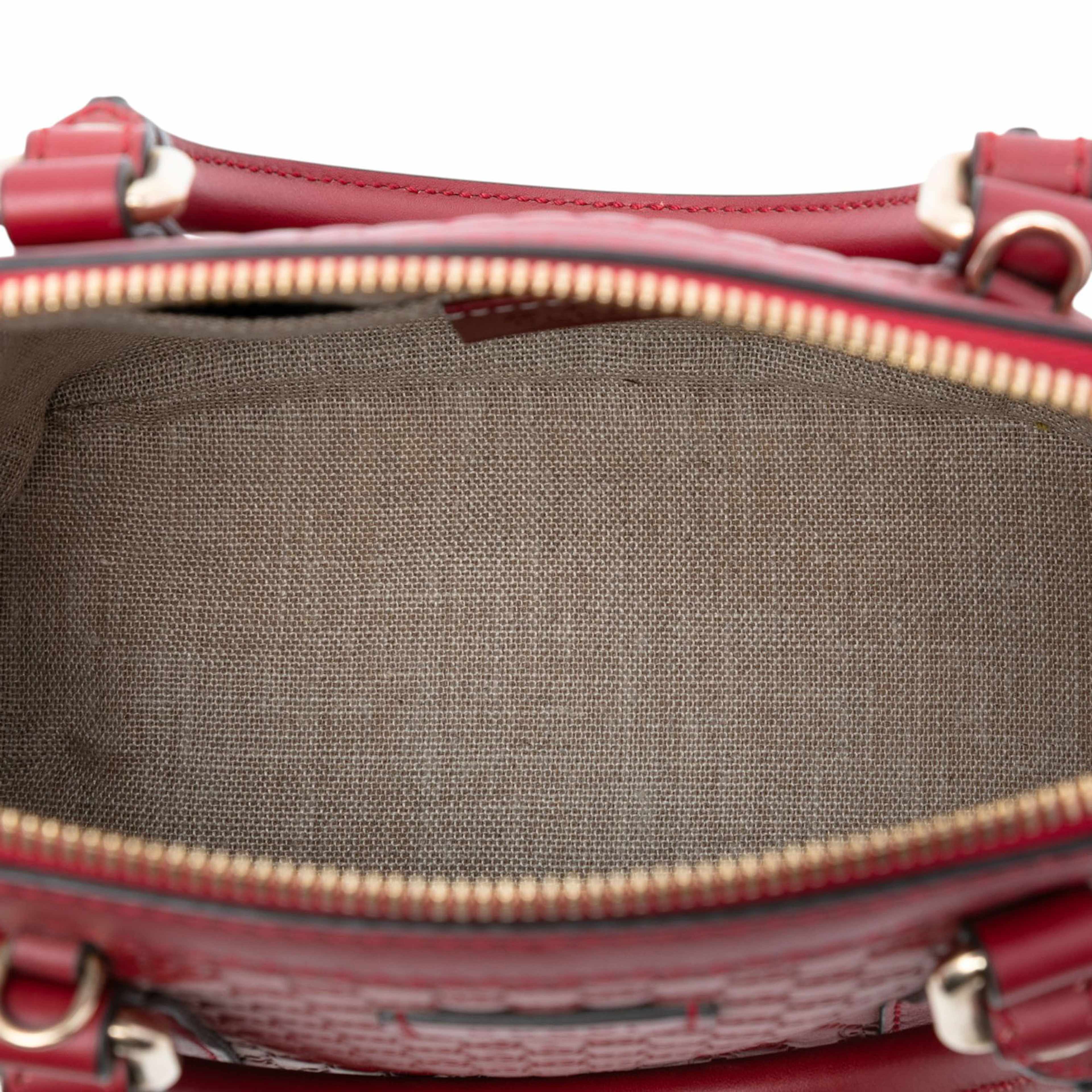 Gucci Mini Microguccissima Dome Satchel, från Luxclusif, i färgen red. Klicka för att öppna bilden i stort format