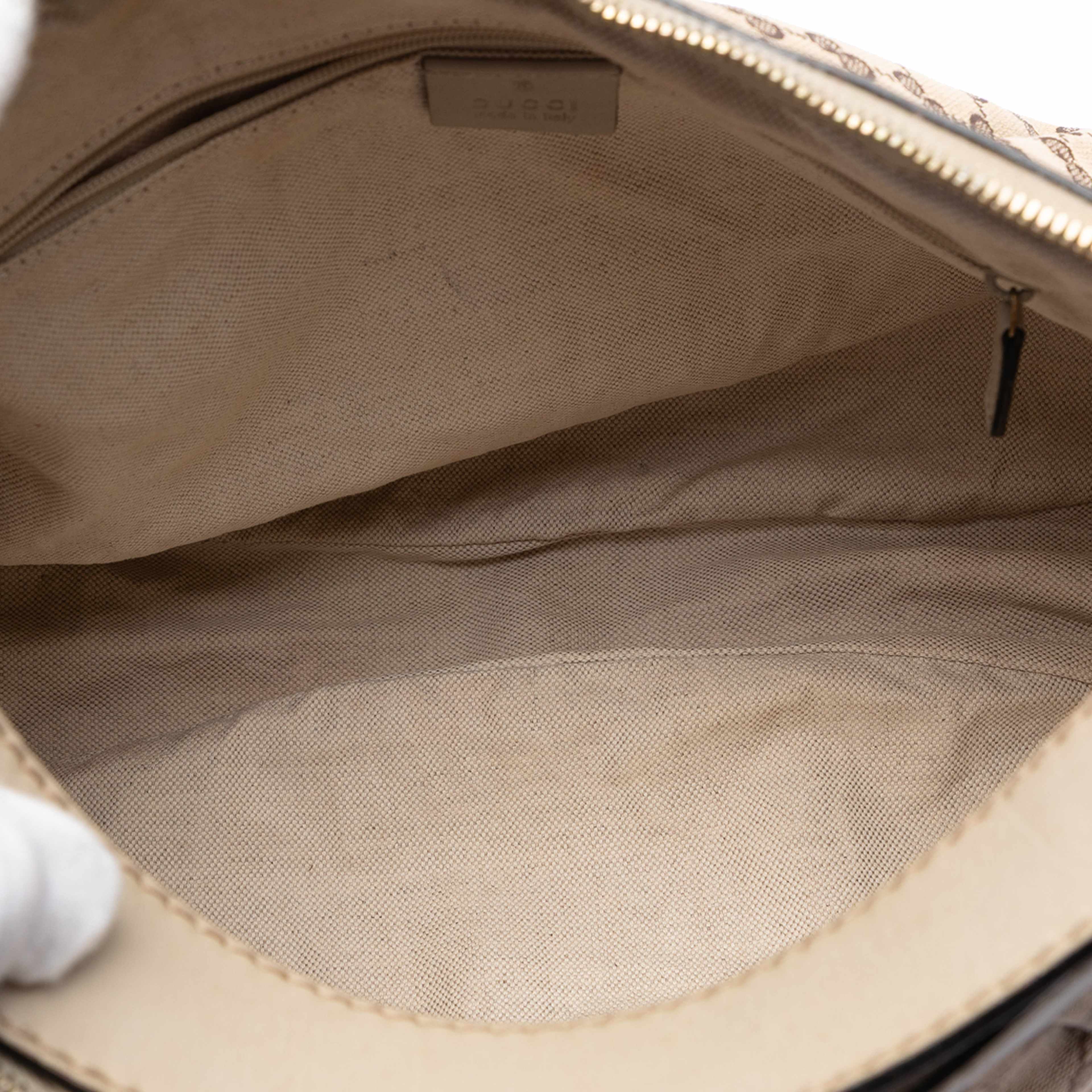 Gucci Gg Canvas Sukey Shoulder Bag, från Luxclusif, i färgen beige. Klicka för att öppna bilden i stort format