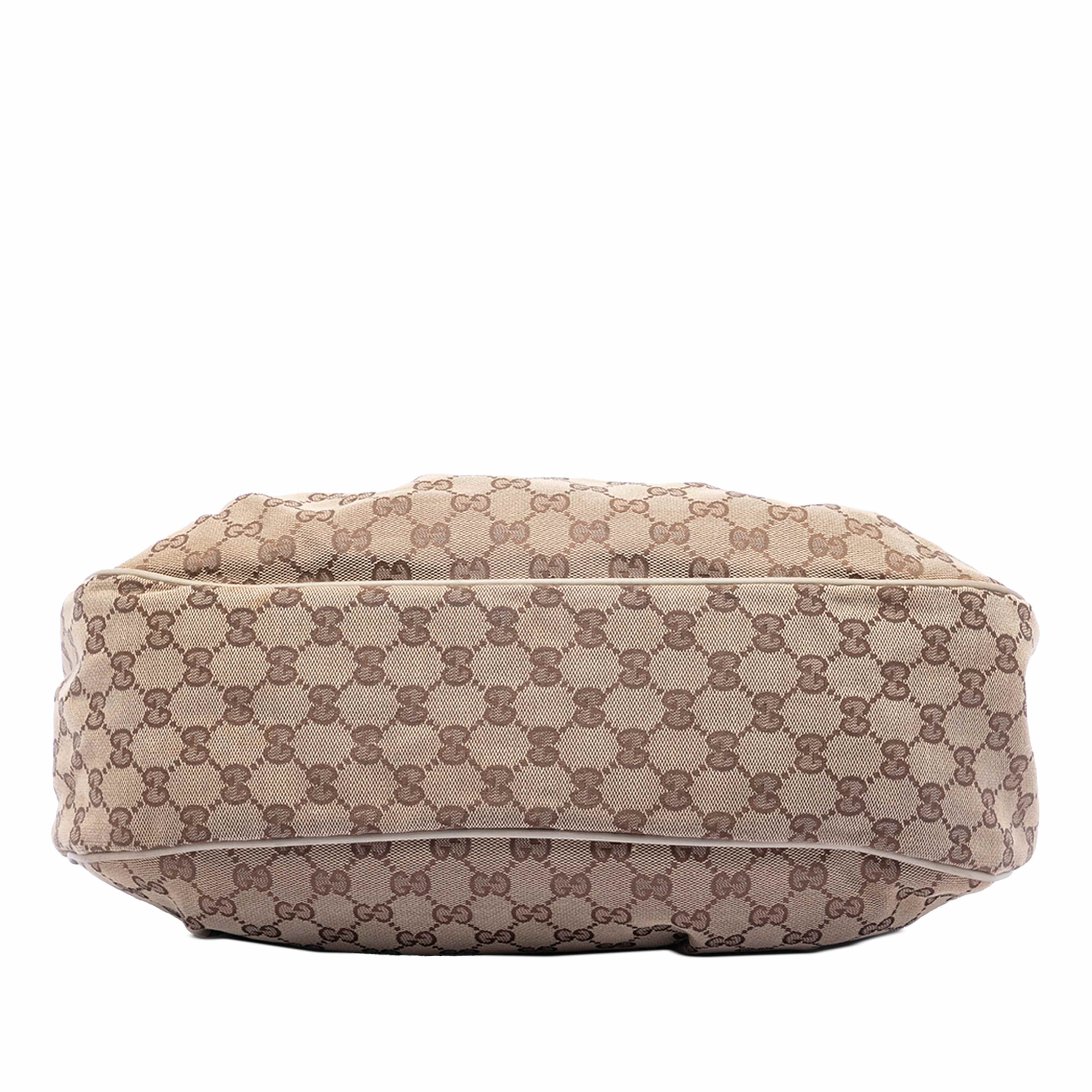 Gucci Gg Canvas Sukey Shoulder Bag, från Luxclusif, i färgen beige. Klicka för att öppna bilden i stort format