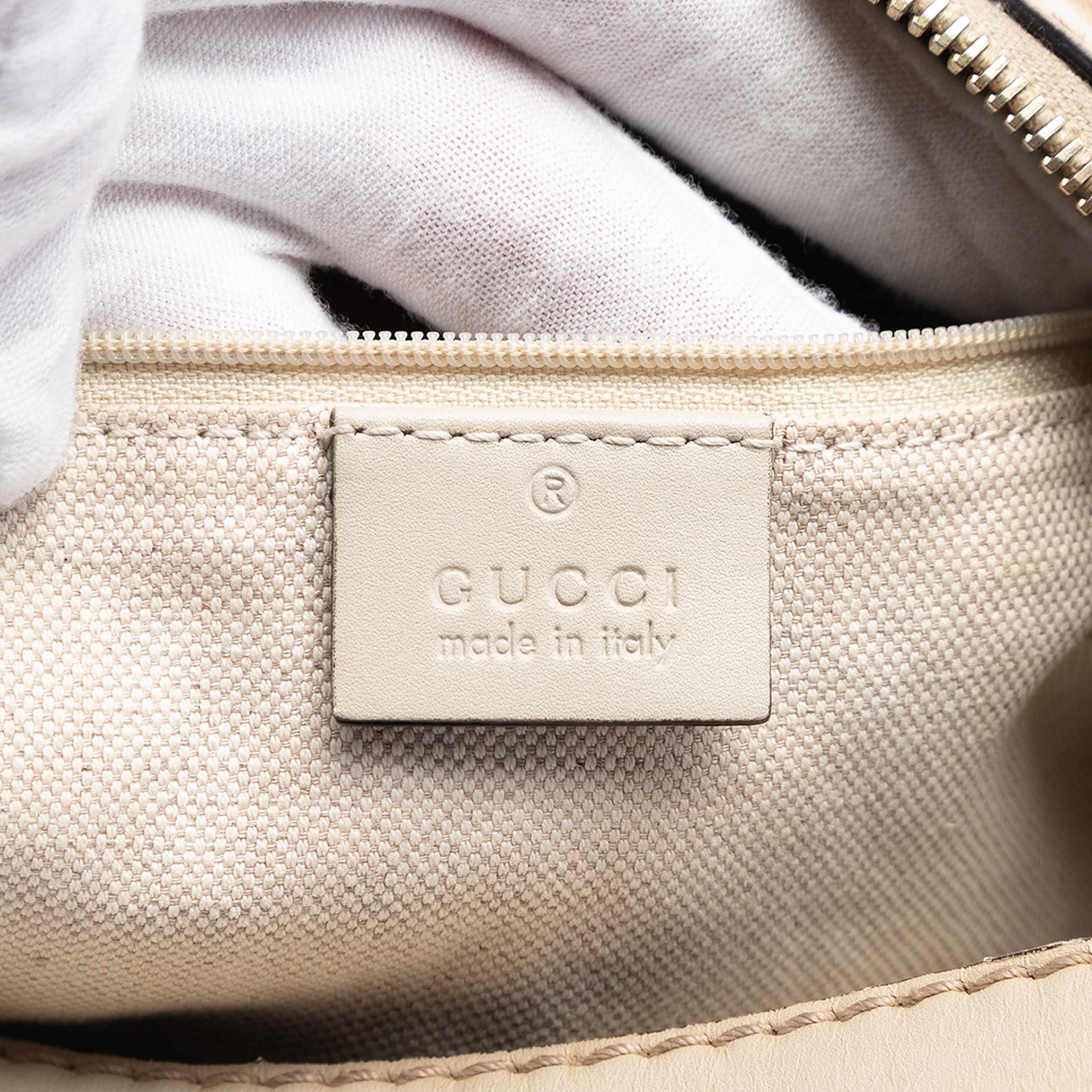 Gucci Gg Canvas Sukey Shoulder Bag, från Luxclusif, i färgen beige. Klicka för att öppna bilden i stort format