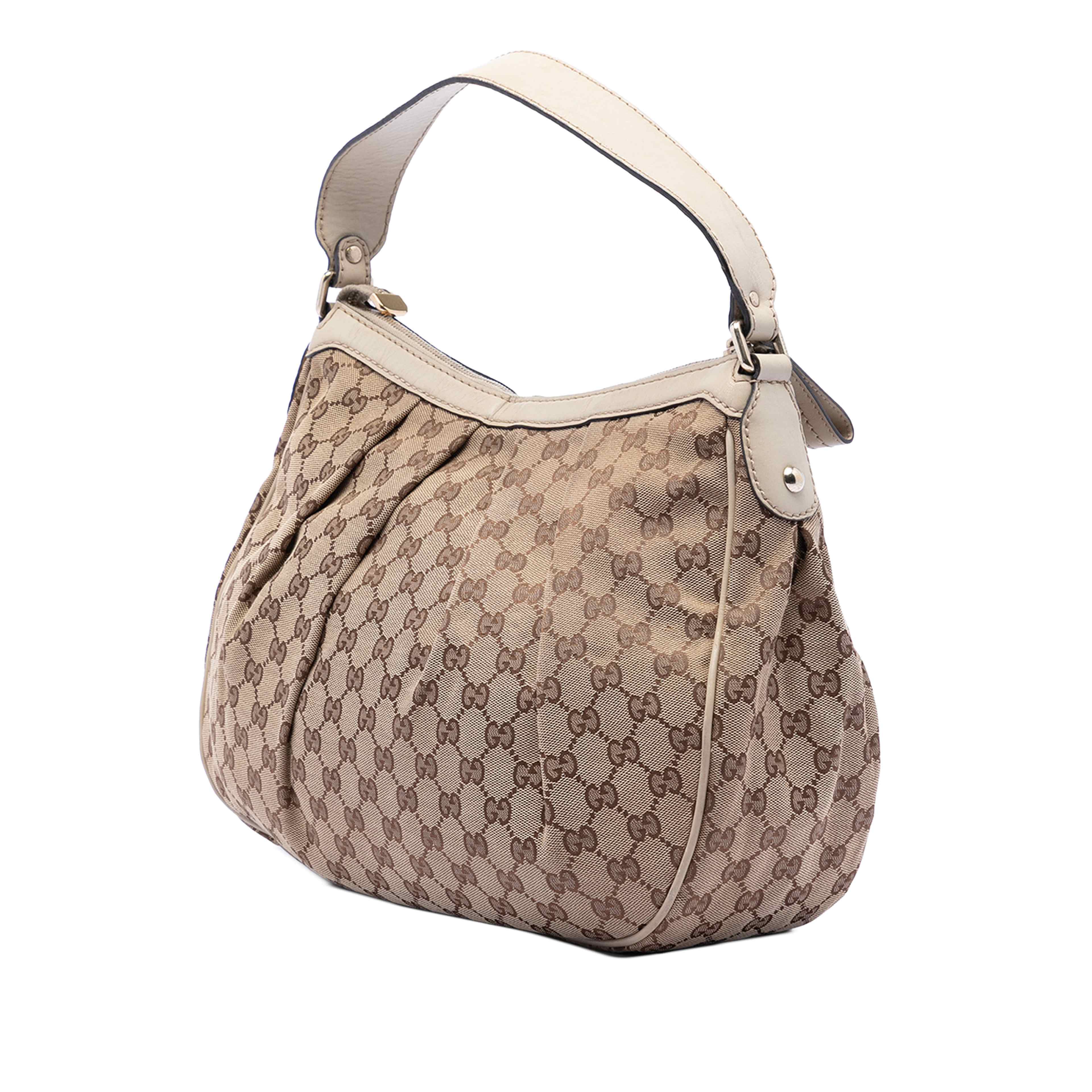 Gucci Gg Canvas Sukey Shoulder Bag, från Luxclusif, i färgen beige. Klicka för att öppna bilden i stort format