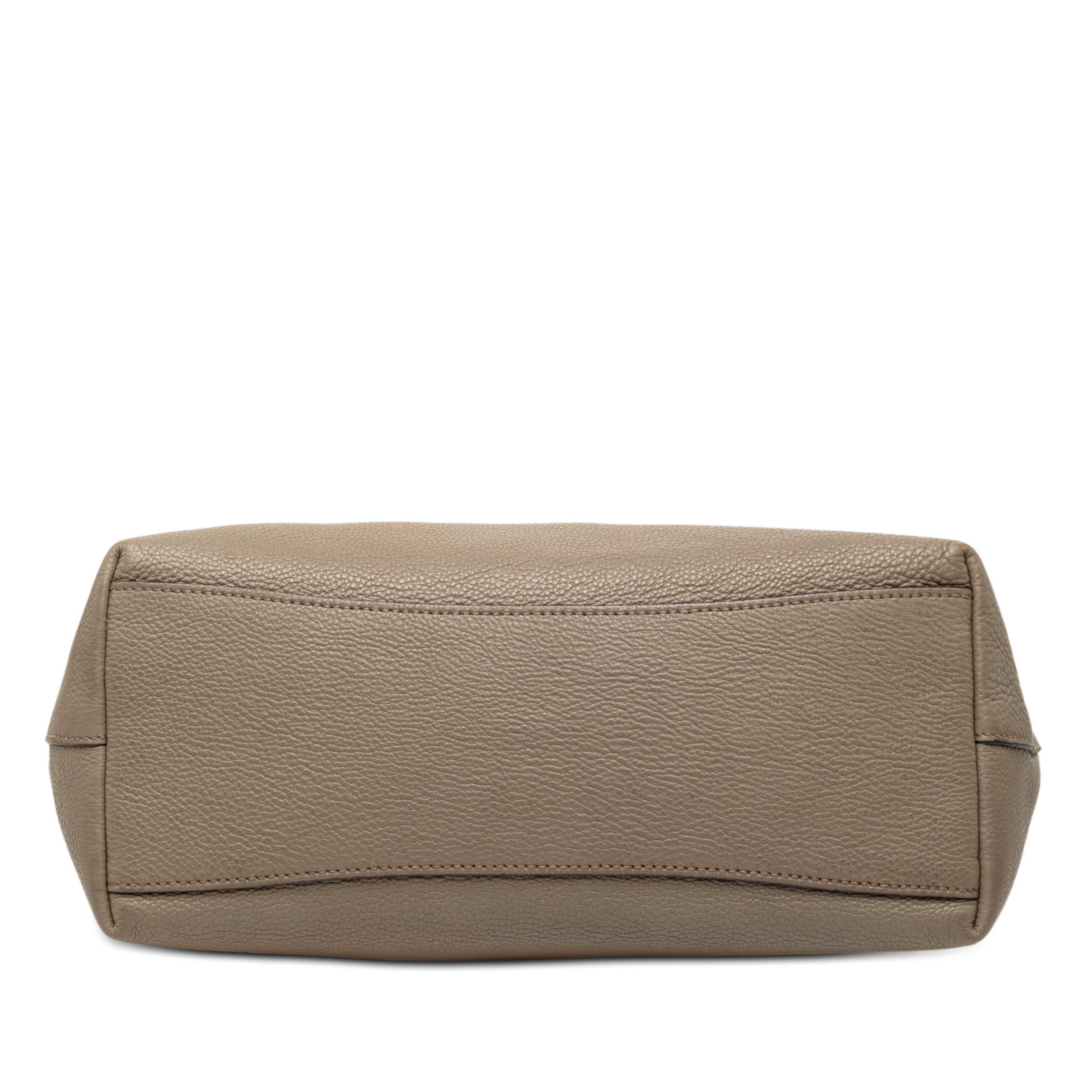 Prada Vitello Daino Canapa Logo Tote, från Luxclusif, i färgen taupe. Klicka för att öppna bilden i stort format