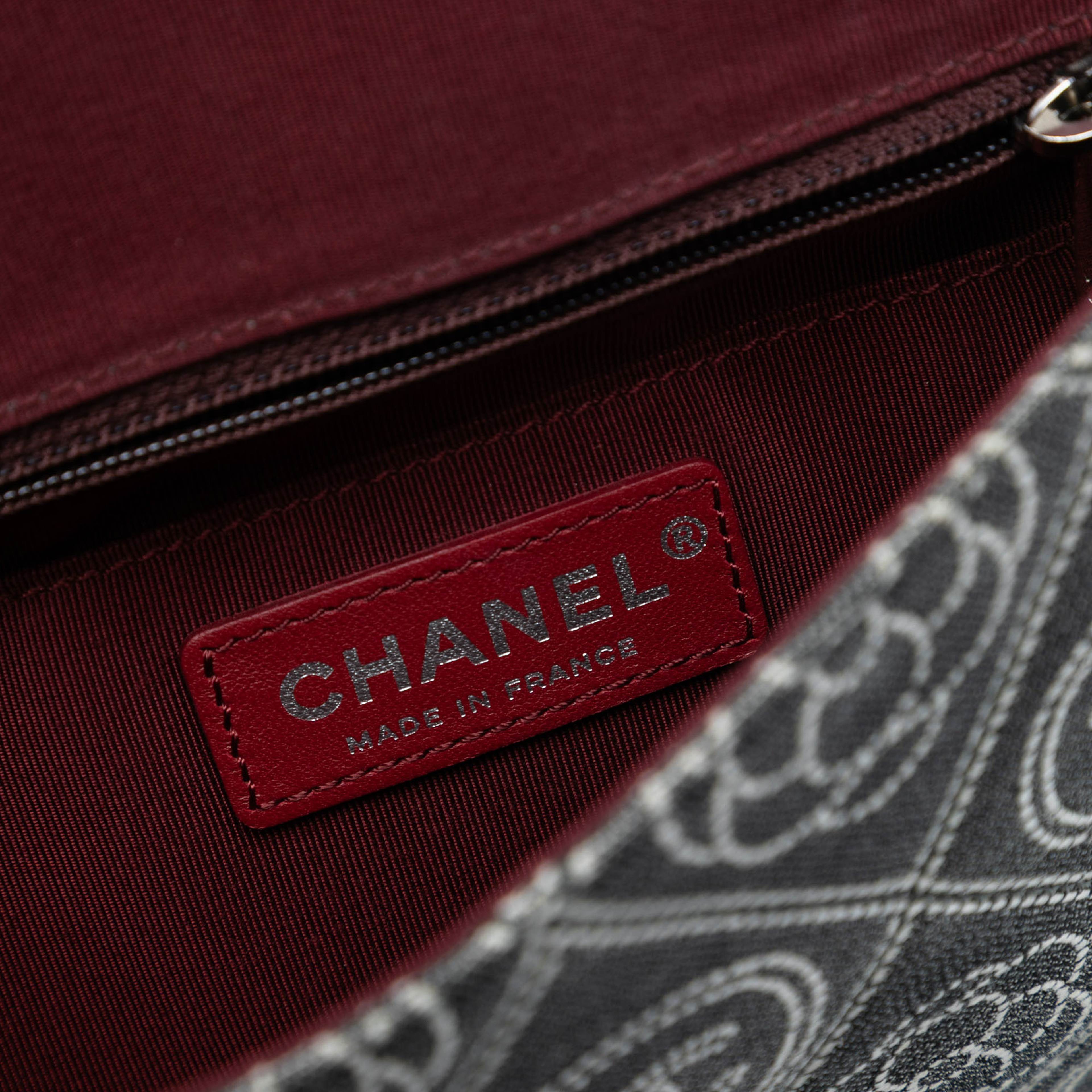Chanel Camellia Printed Canvas Double Side Flap, från Luxclusif, i färgen gray. Klicka för att öppna bilden i stort format