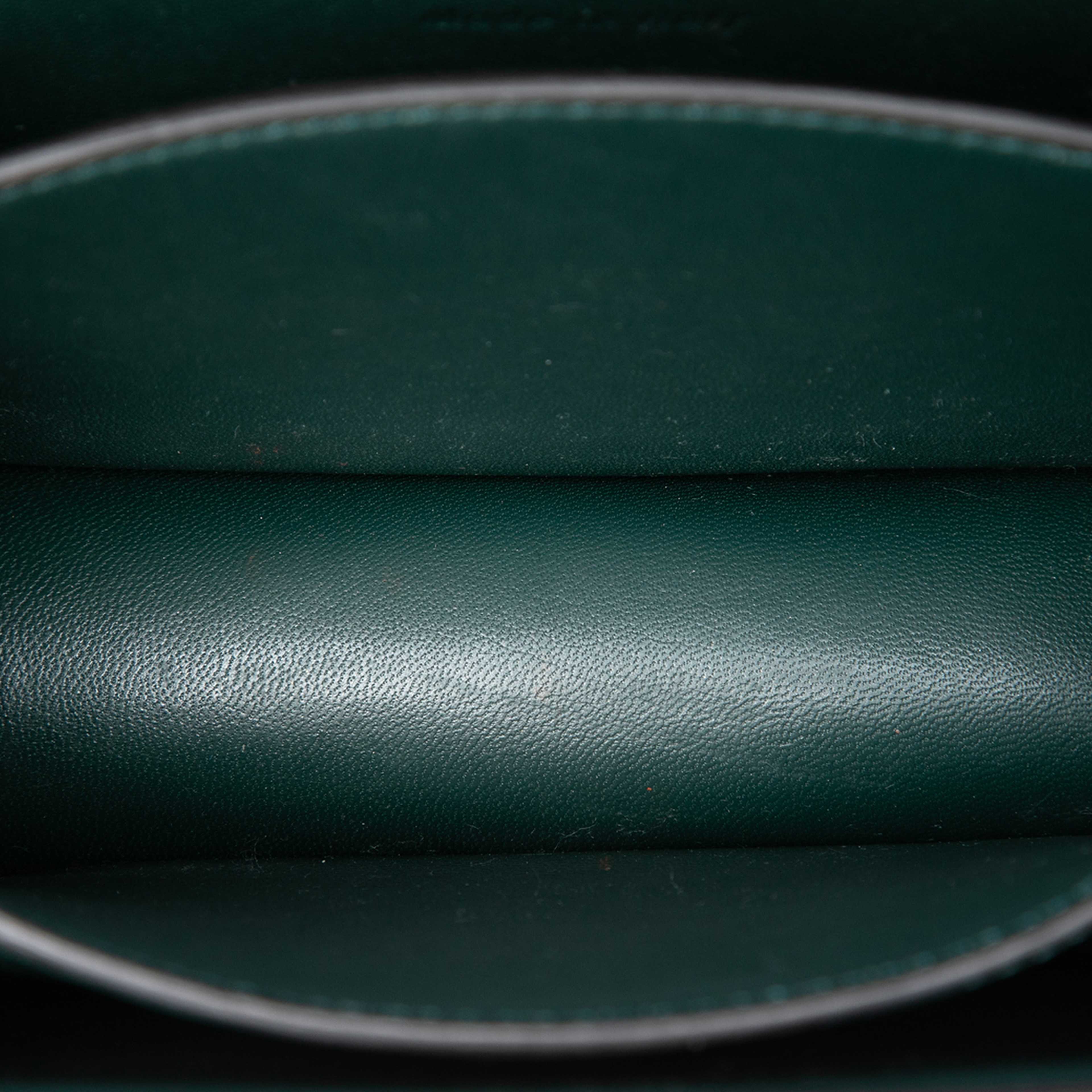 Celine Small Calfskin Classic Box, från Luxclusif, i färgen grön. Klicka för att öppna bilden i stort format