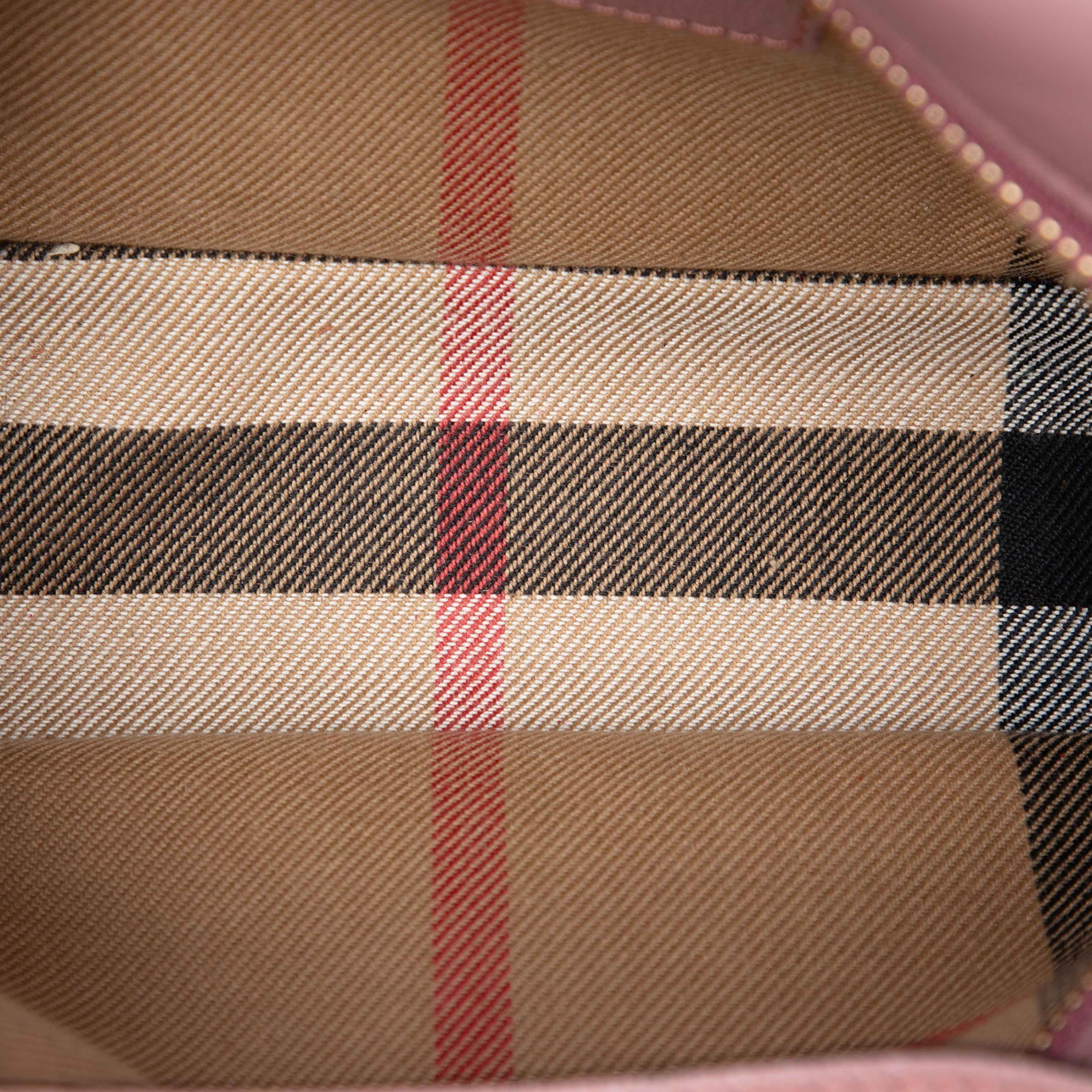 Burberry Small Soft Grained Calfskin Buckle Crossbody, från Luxclusif, i färgen pink. Klicka för att öppna bilden i stort format