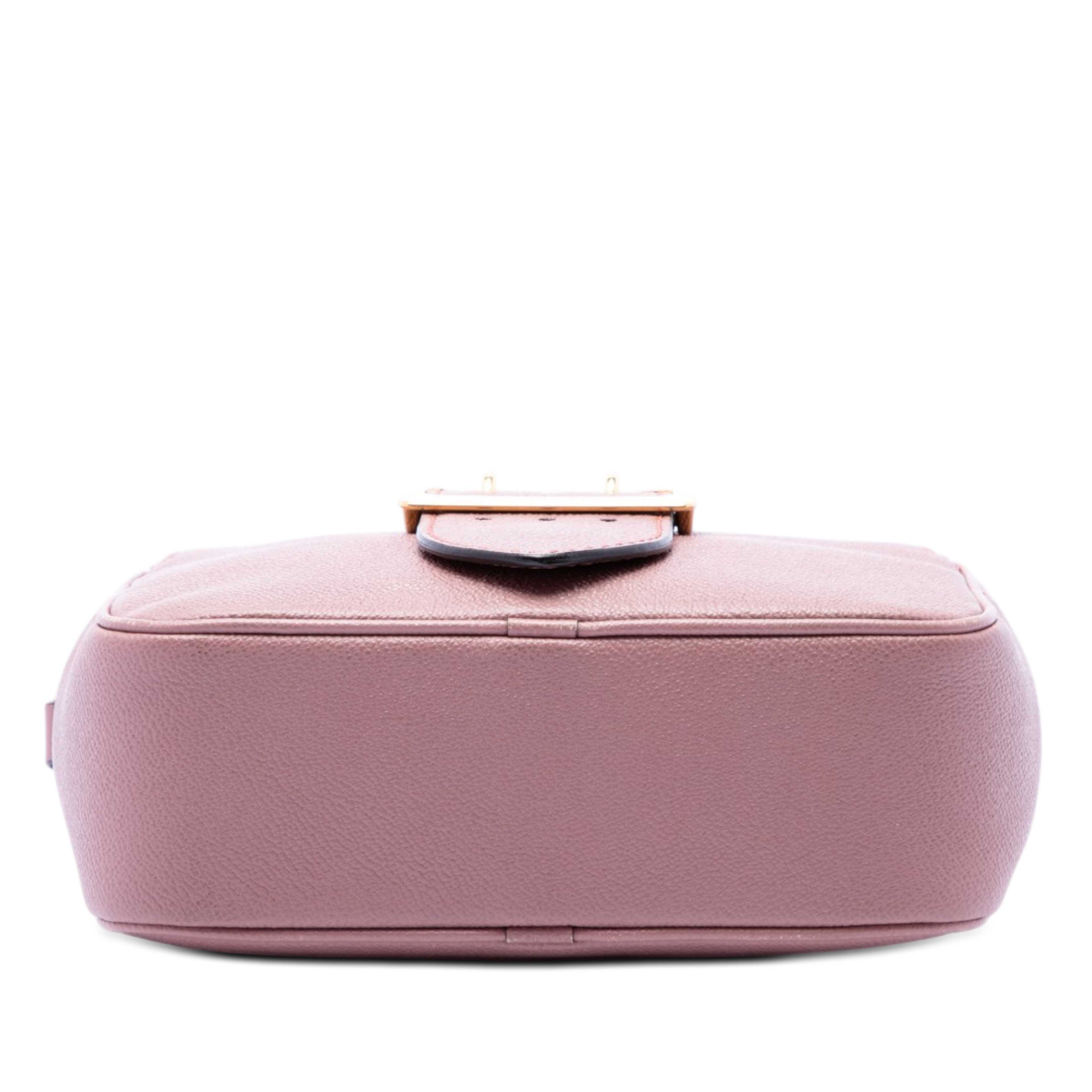 Burberry Small Soft Grained Calfskin Buckle Crossbody, från Luxclusif, i färgen pink. Klicka för att öppna bilden i stort format