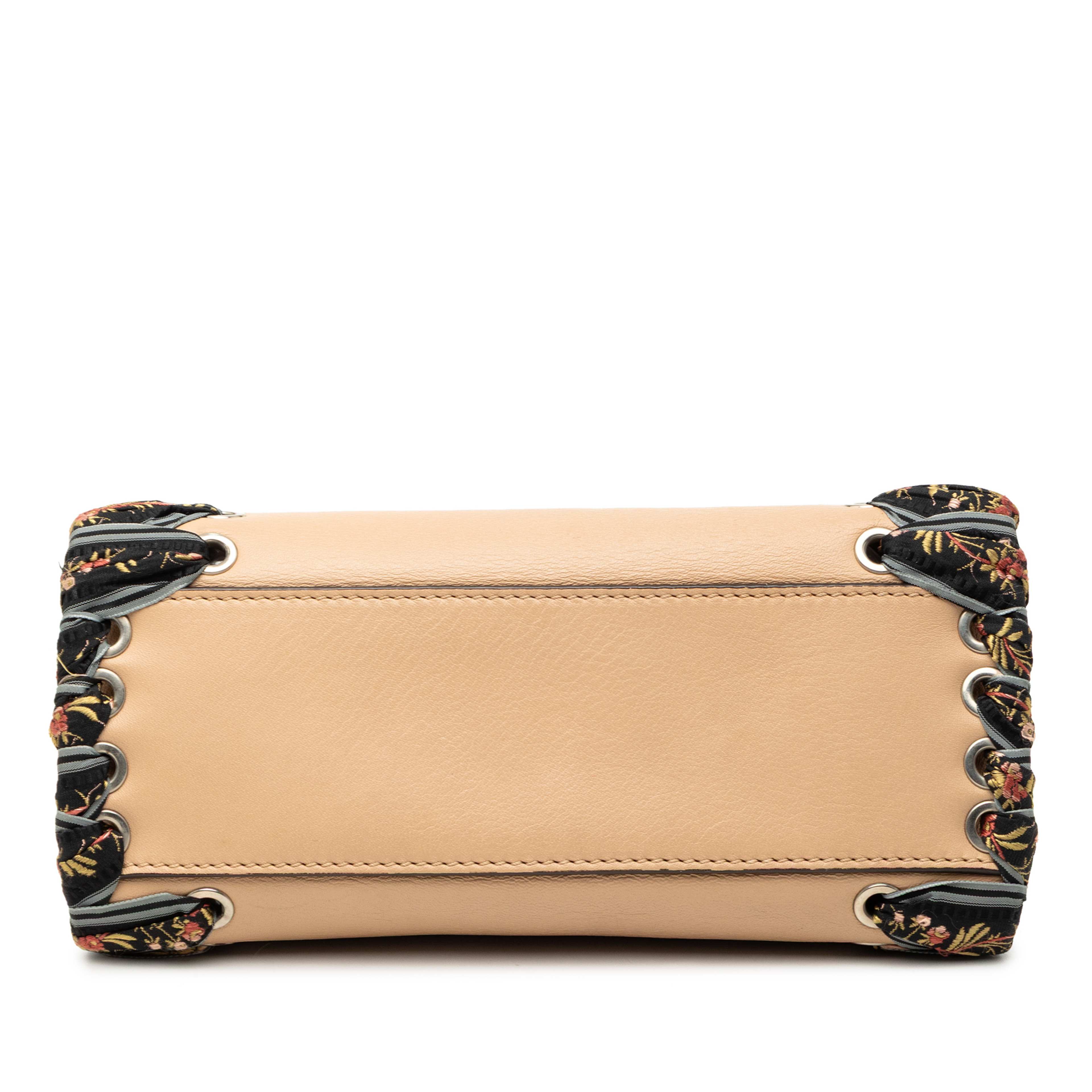 Fendi Medium Leather Ribbon Whipstitch Peekaboo Satchel, från Luxclusif, i färgen beige. Klicka för att öppna bilden i stort format