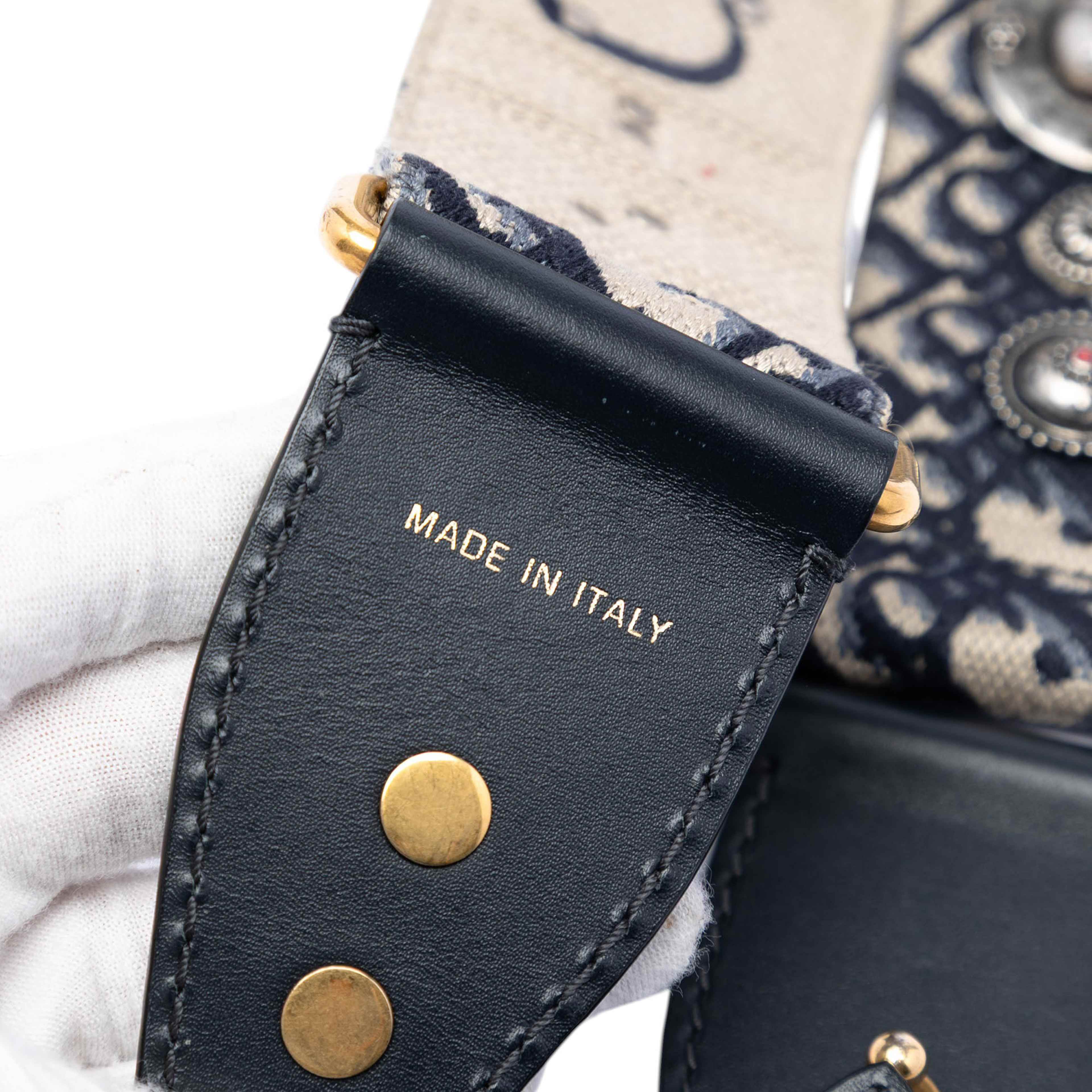 Dior Oblique Embroidered Canvas Studded Shoulder Strap, från Luxclusif, i färgen blå. Klicka för att öppna bilden i stort format