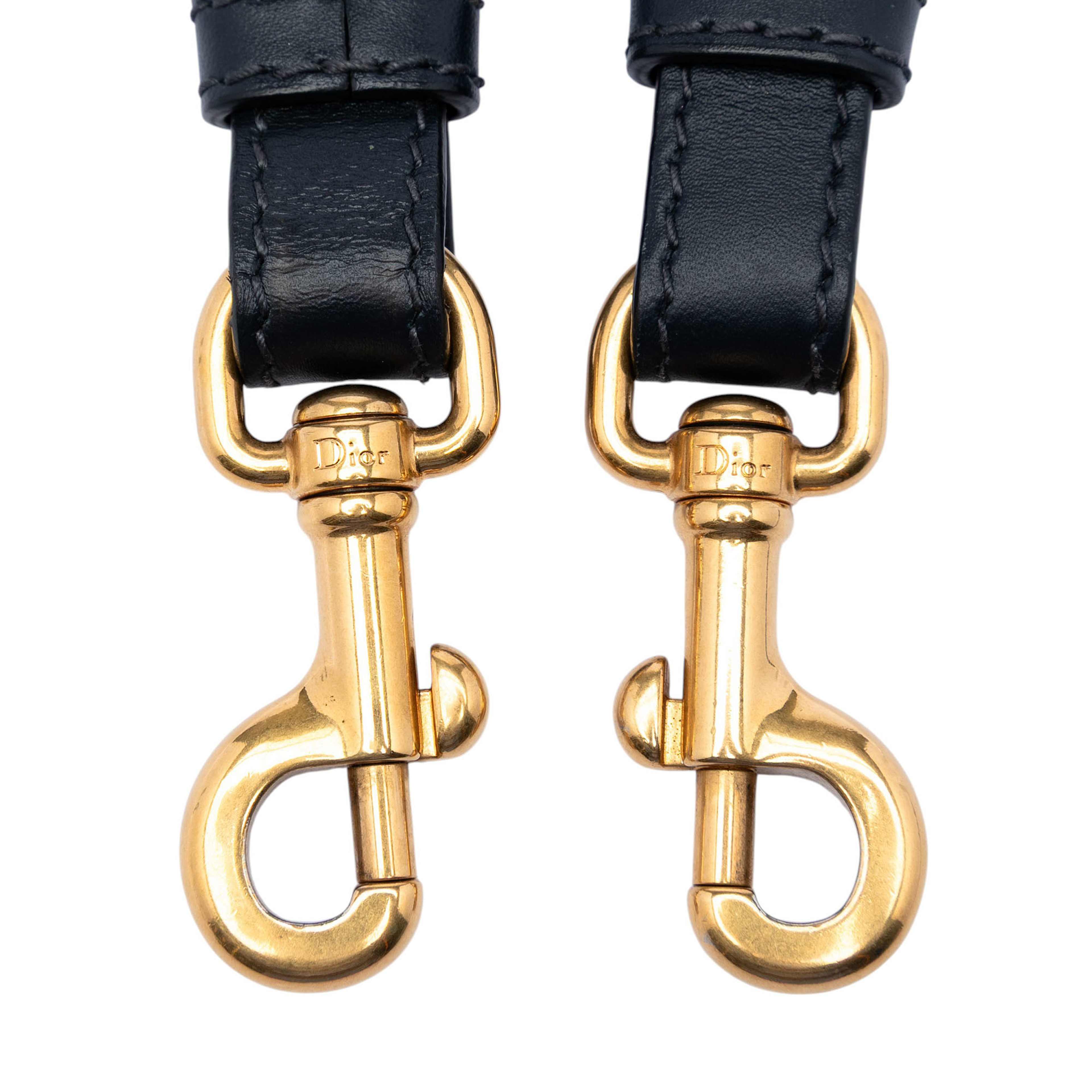 Dior Oblique Embroidered Canvas Studded Shoulder Strap, från Luxclusif, i färgen navy. Klicka för att öppna bilden i stort format