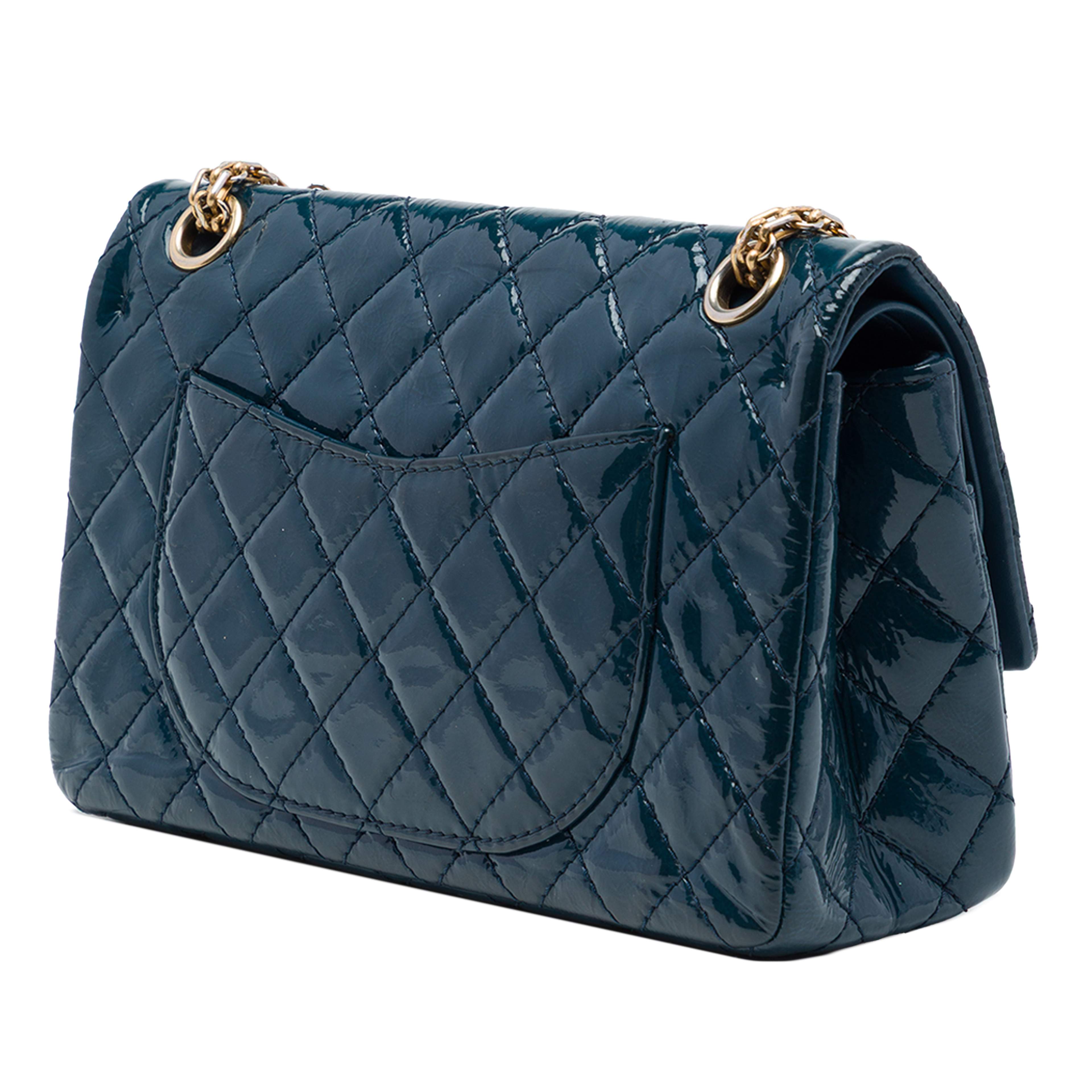 Chanel Quilted Patent Reissue 2.55 Double Flap 225, från Luxclusif, i färgen blå. Klicka för att öppna bilden i stort format