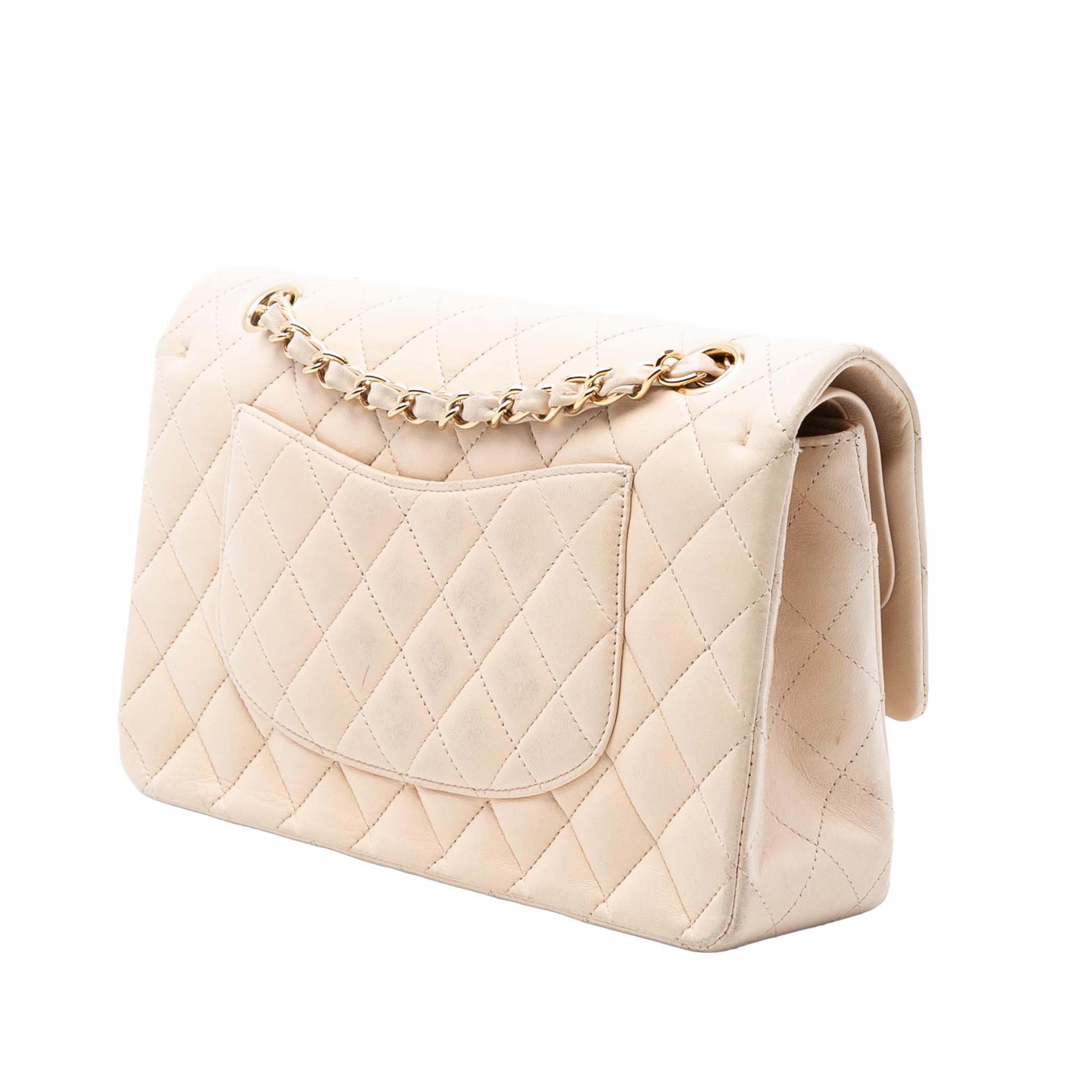 Chanel Medium Classic Lambskin Double Flap, från Luxclusif, i färgen beige. Klicka för att öppna bilden i stort format