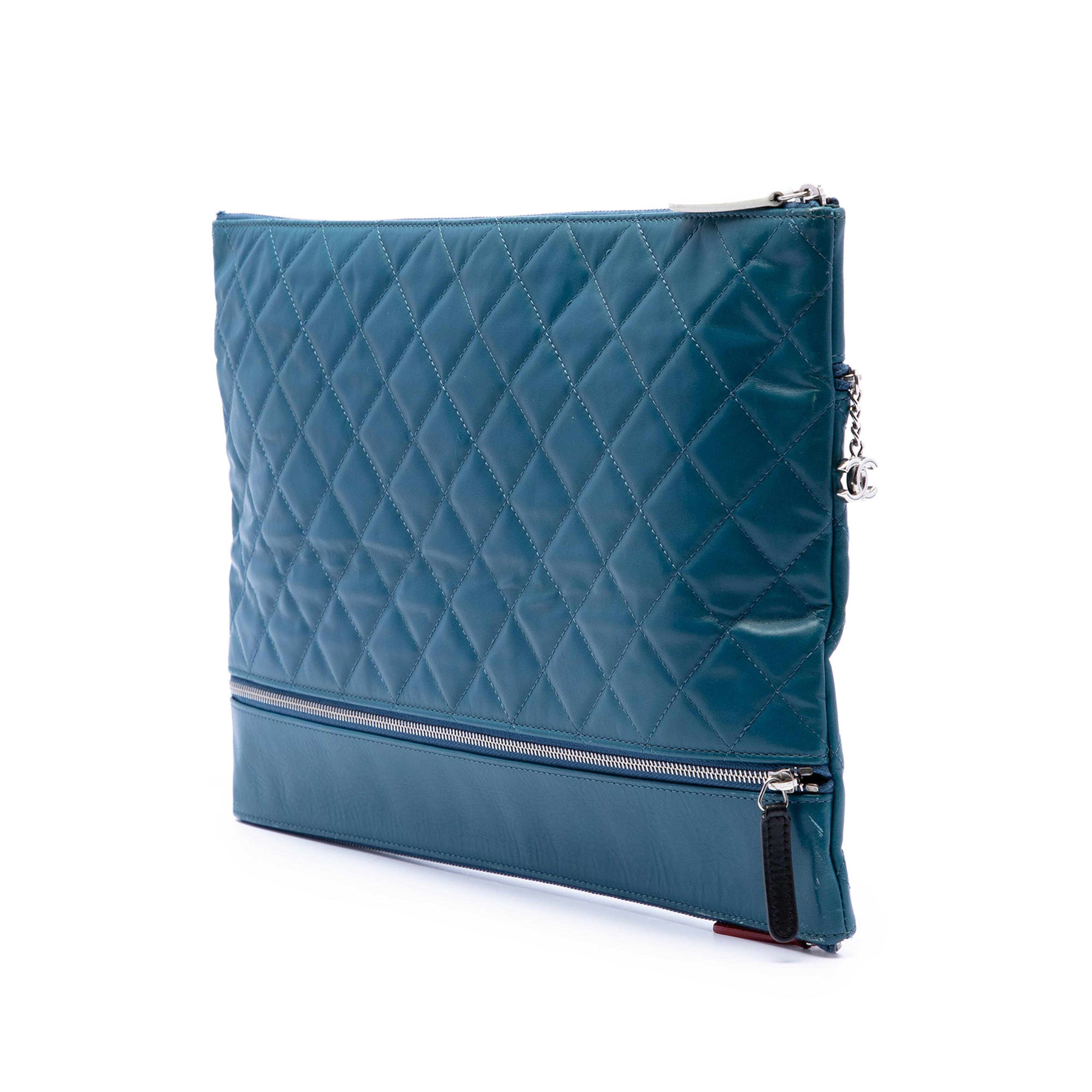 Chanel Cc Quilted Lambskin Multi Zip Clutch, från Luxclusif, i färgen blå. Klicka för att öppna bilden i stort format