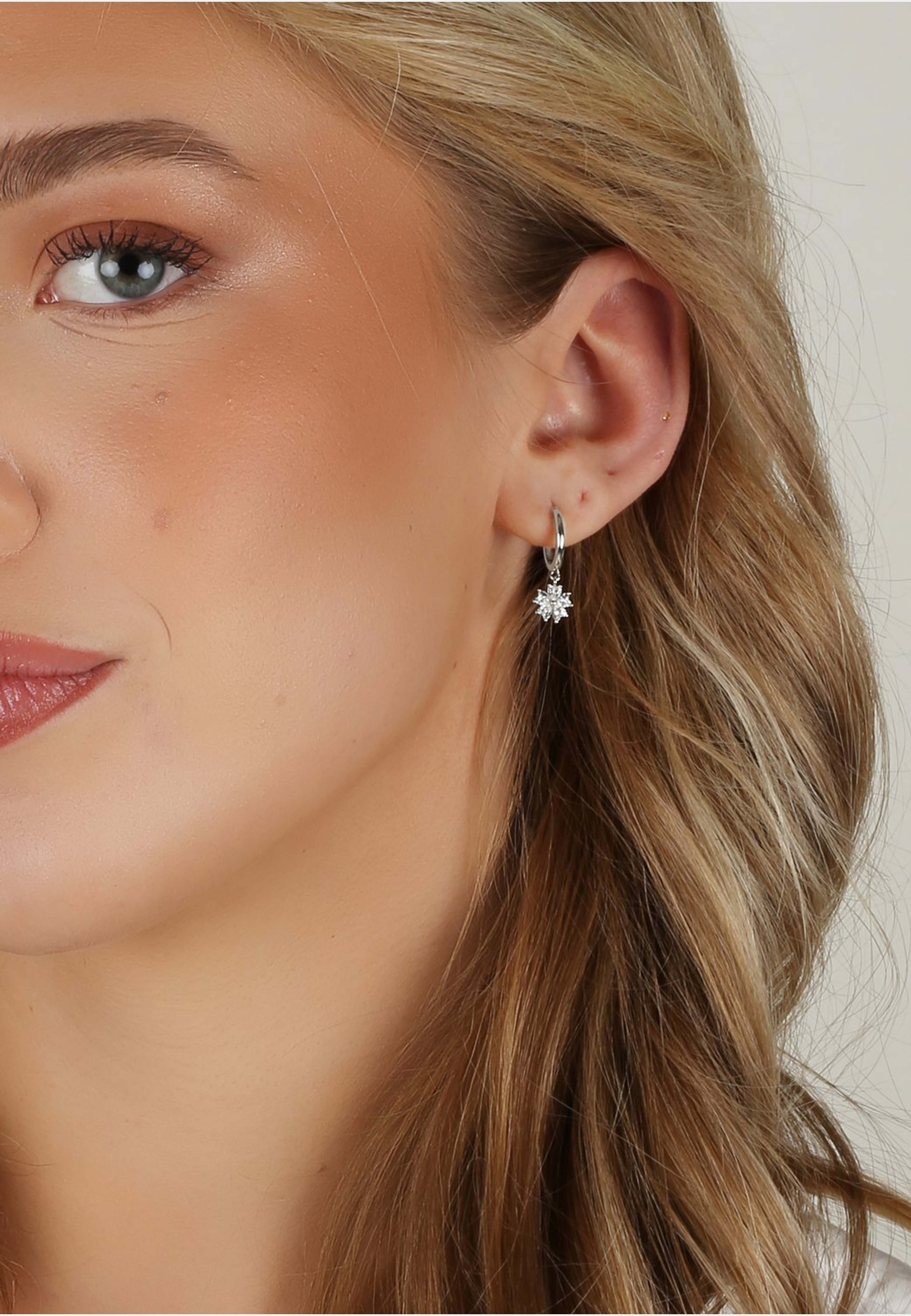 Nisi Flower Pendant Ear