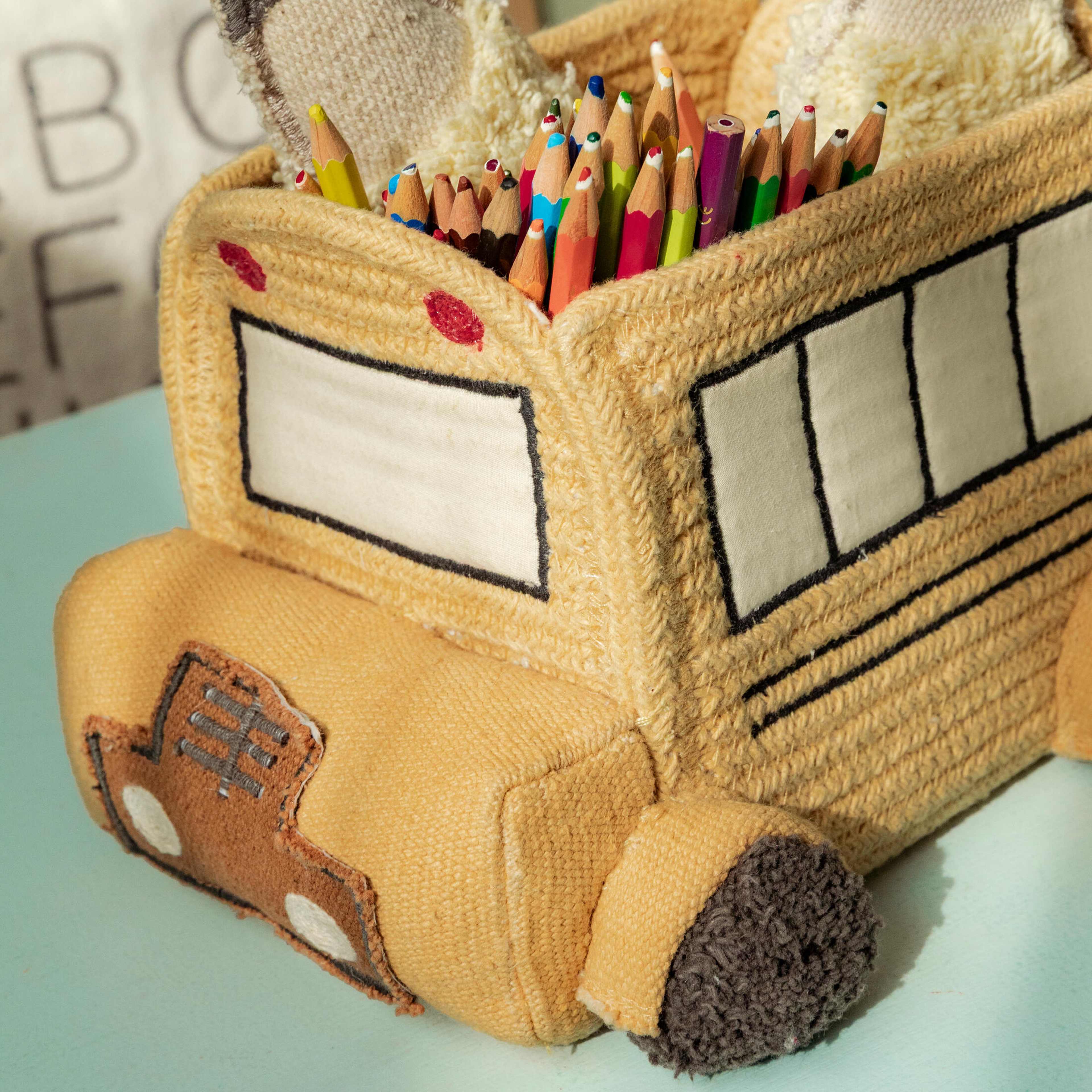 Mini Skolbuss I Korgen, från LORENA CANALS, i färgen honung, mörkgrå, röd, naturlig, kola. Klicka för att öppna bilden i stort format