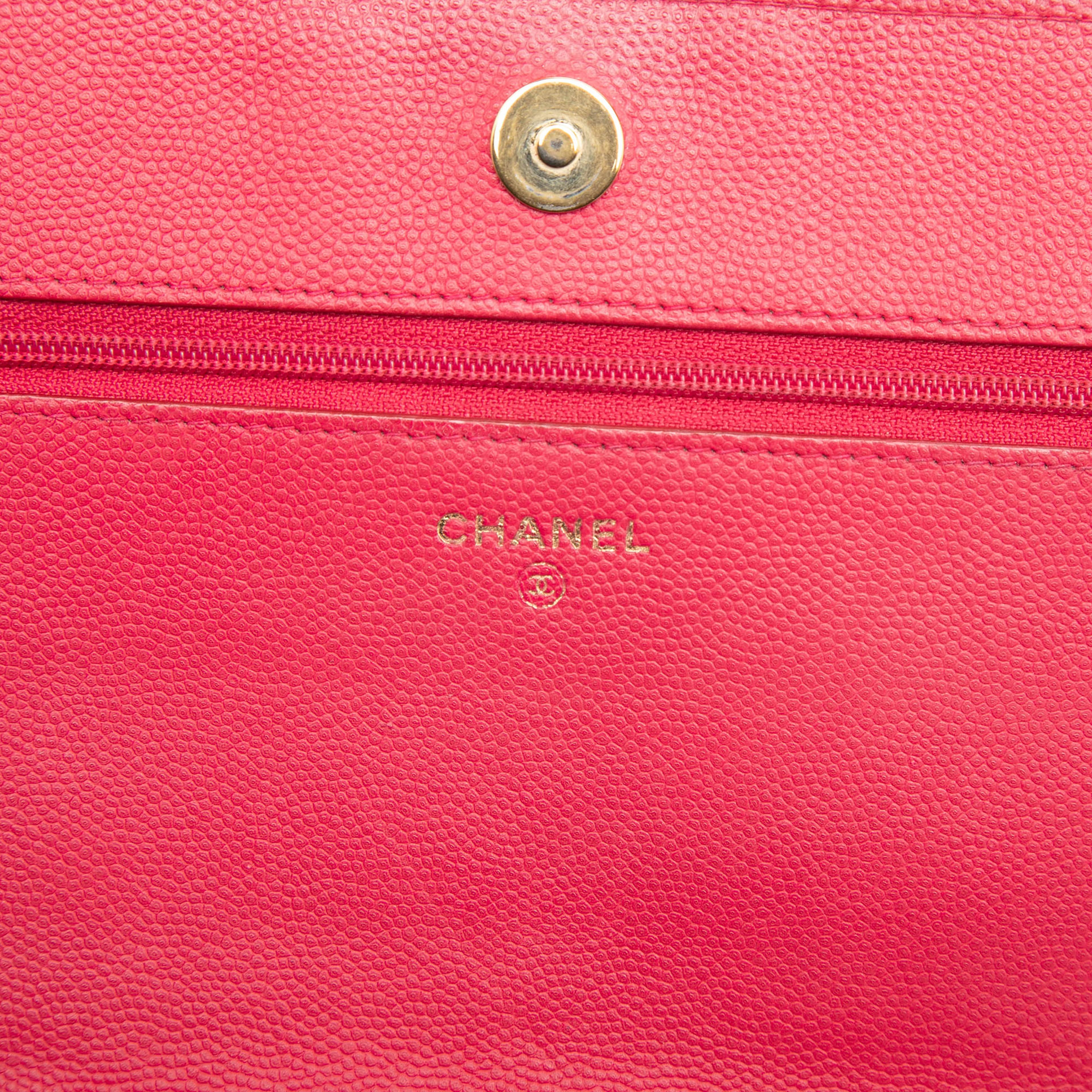 Chanel Quilted Caviar Boy Wallet On Chain, från Luxclusif, i färgen red. Klicka för att öppna bilden i stort format