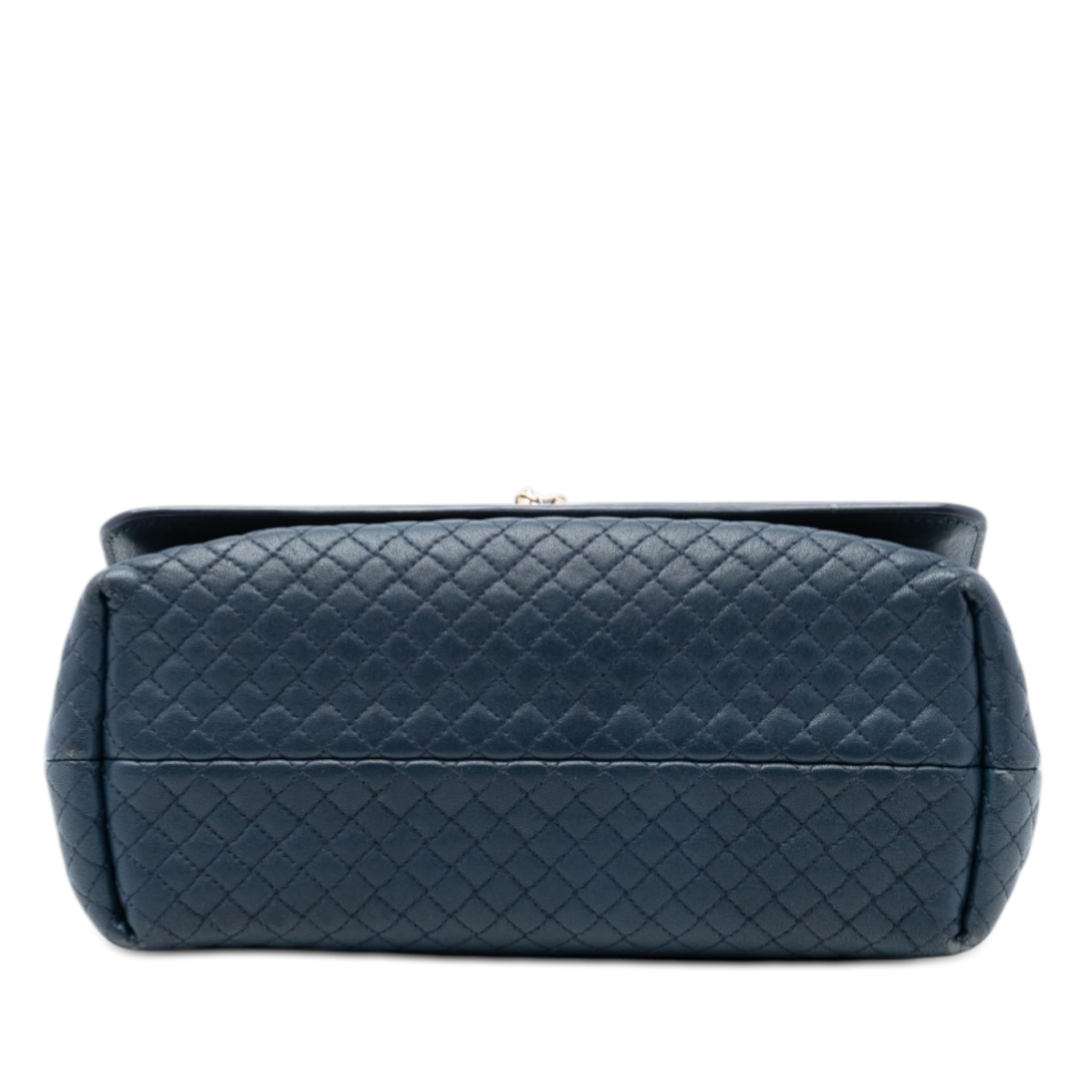 Bottega Veneta Quilted Leather Olimpia Knot Shoulder Bag, från Luxclusif, i färgen blå. Klicka för att öppna bilden i stort format