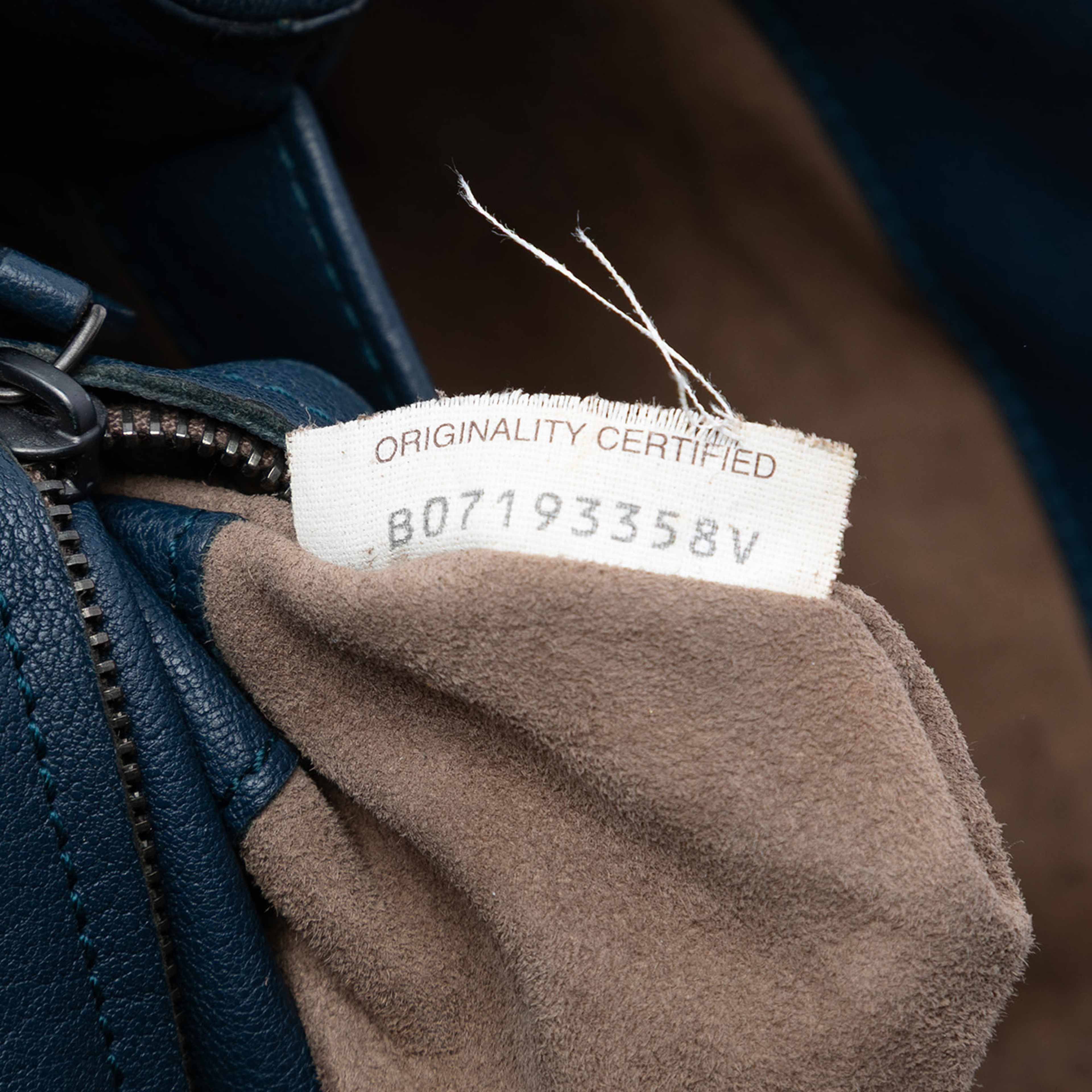 Bottega Veneta Quilted Leather Olimpia Knot Shoulder Bag, från Luxclusif, i färgen navy. Klicka för att öppna bilden i stort format