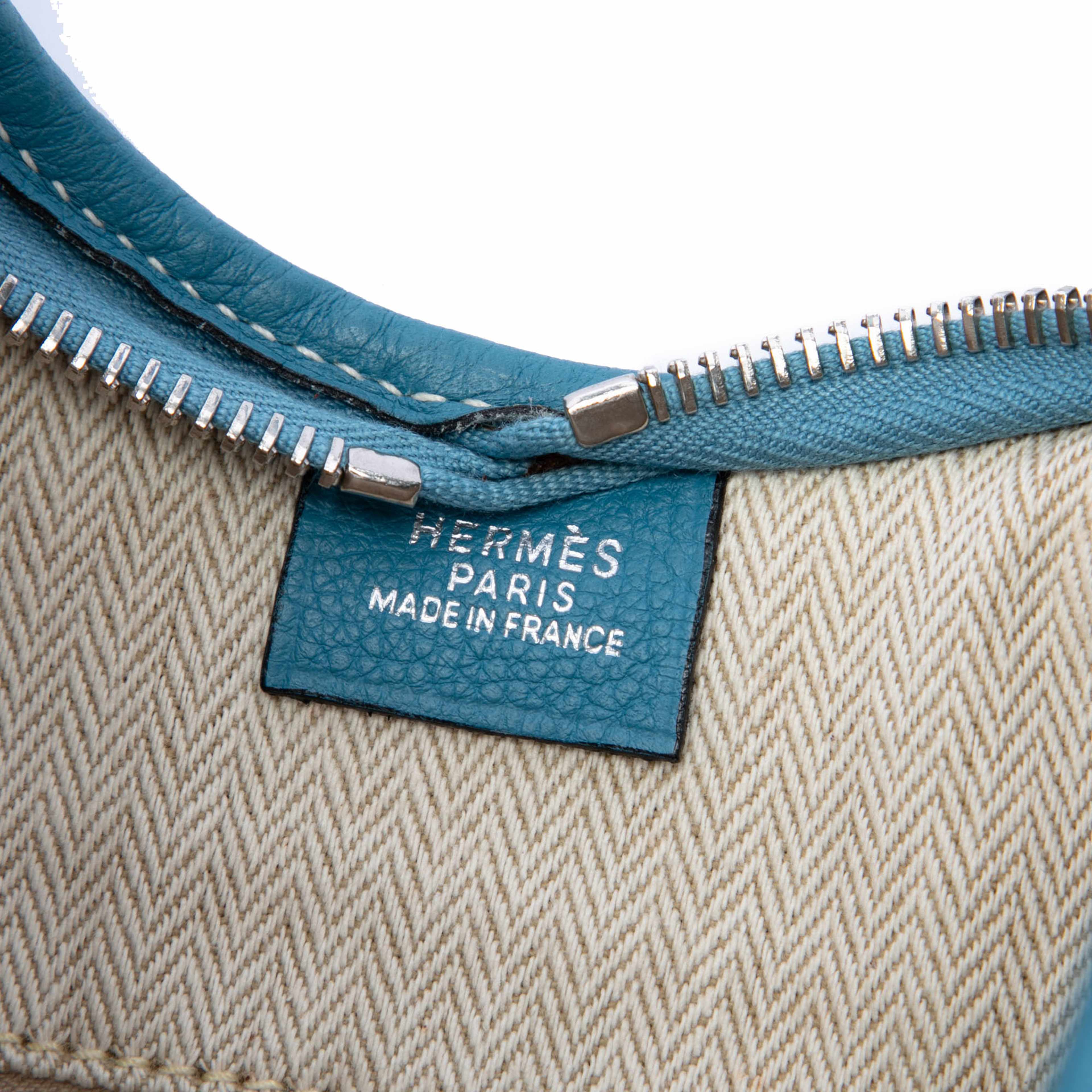 Hermès Clemence Massai Pm, från Luxclusif, i färgen blue. Klicka för att öppna bilden i stort format