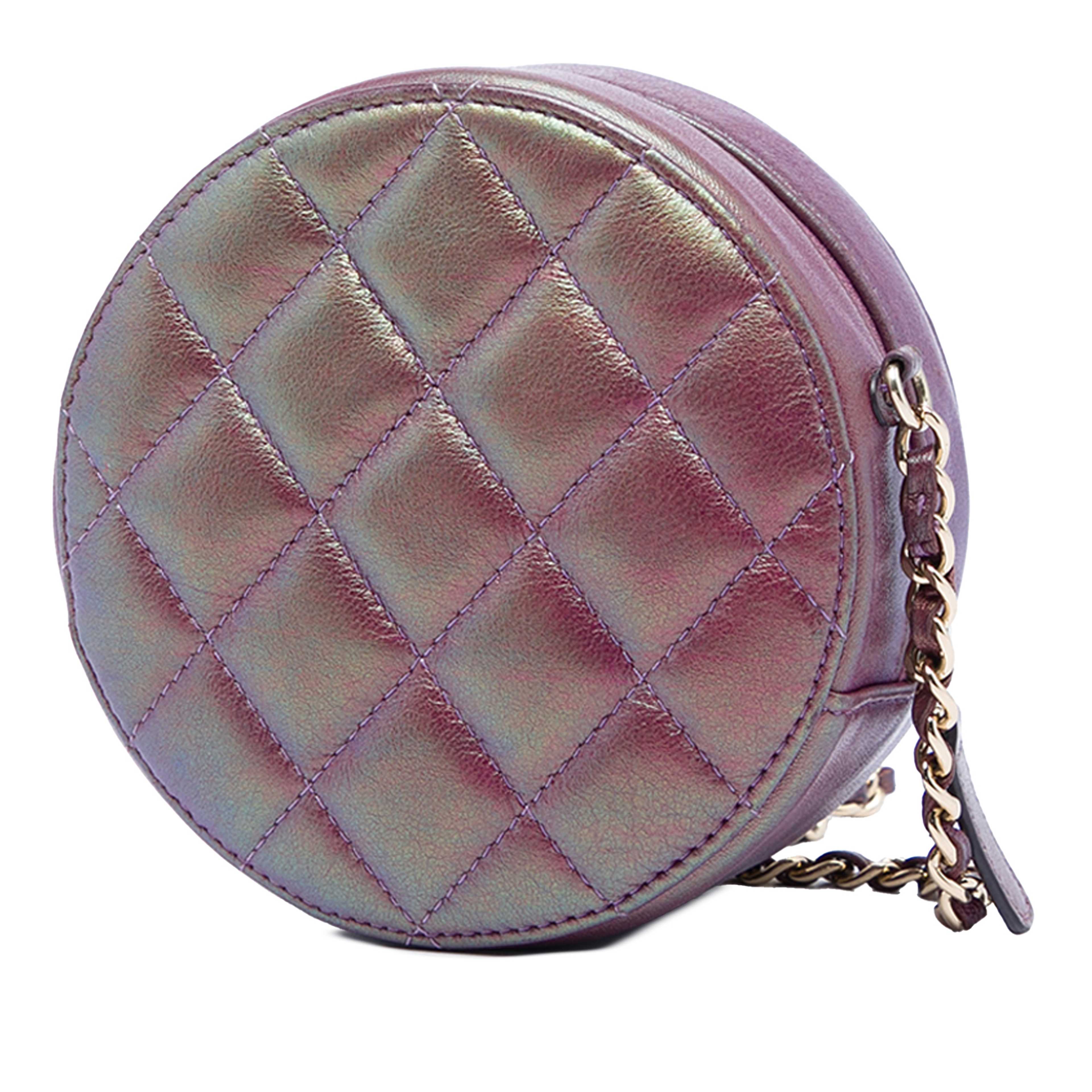 Chanel Quilted Iridescent Lambskin Round Clutch With Chain, från Luxclusif, i färgen purpur. Klicka för att öppna bilden i stort format