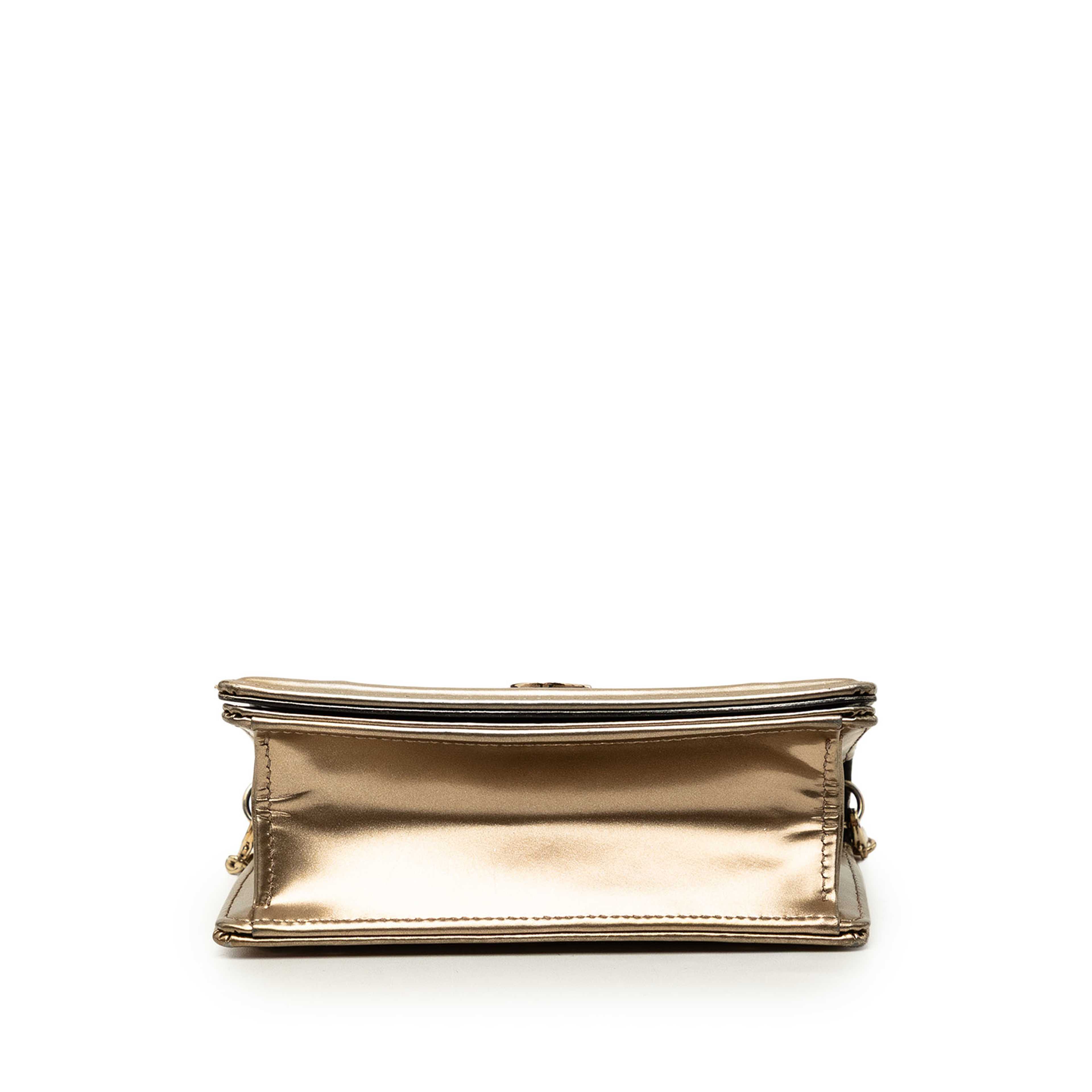 Dior Baby Metallic Patent Microcannage Diorama Flap, från Luxclusif, i färgen guld. Klicka för att öppna bilden i stort format