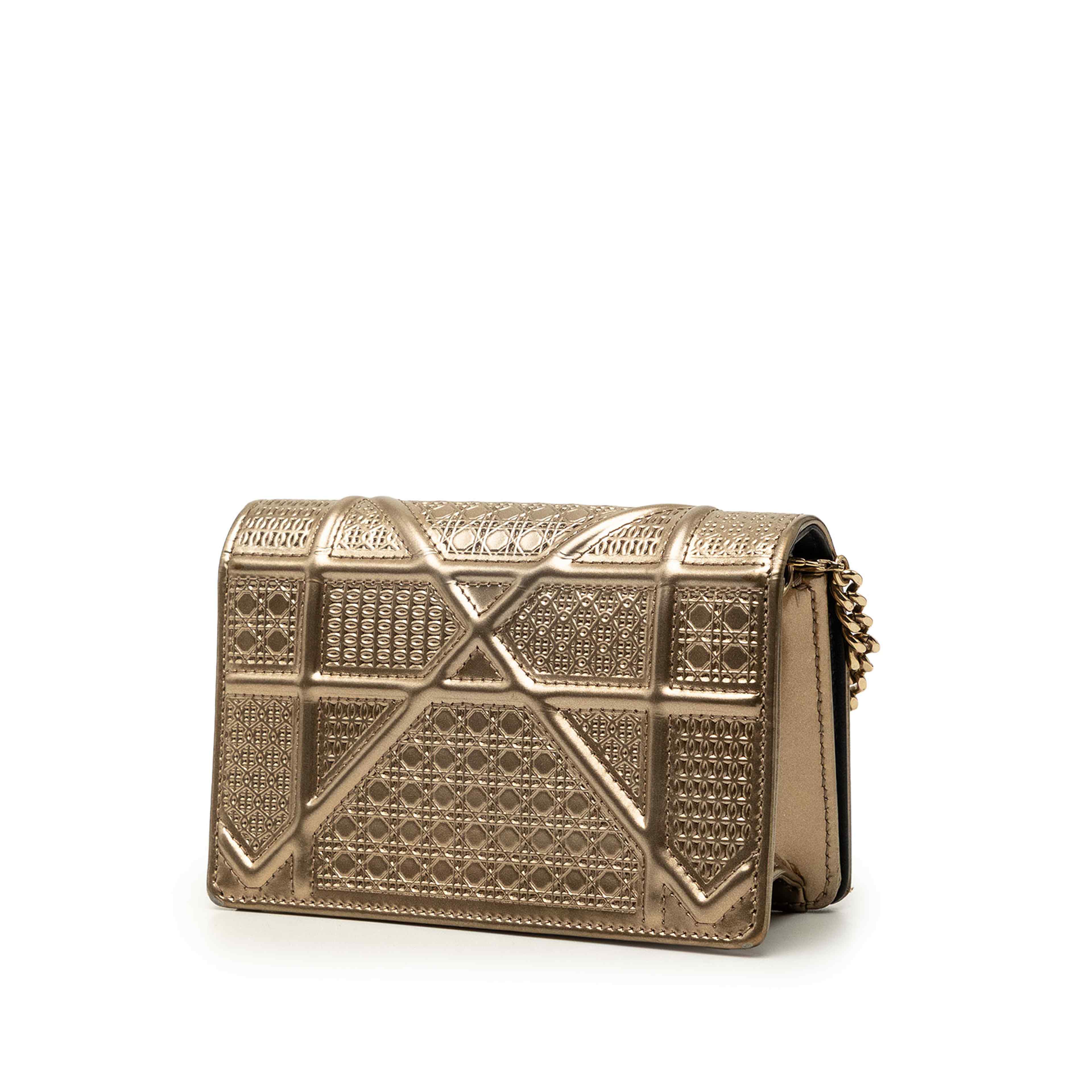 Dior Baby Metallic Patent Microcannage Diorama Flap, från Luxclusif, i färgen guld. Klicka för att öppna bilden i stort format
