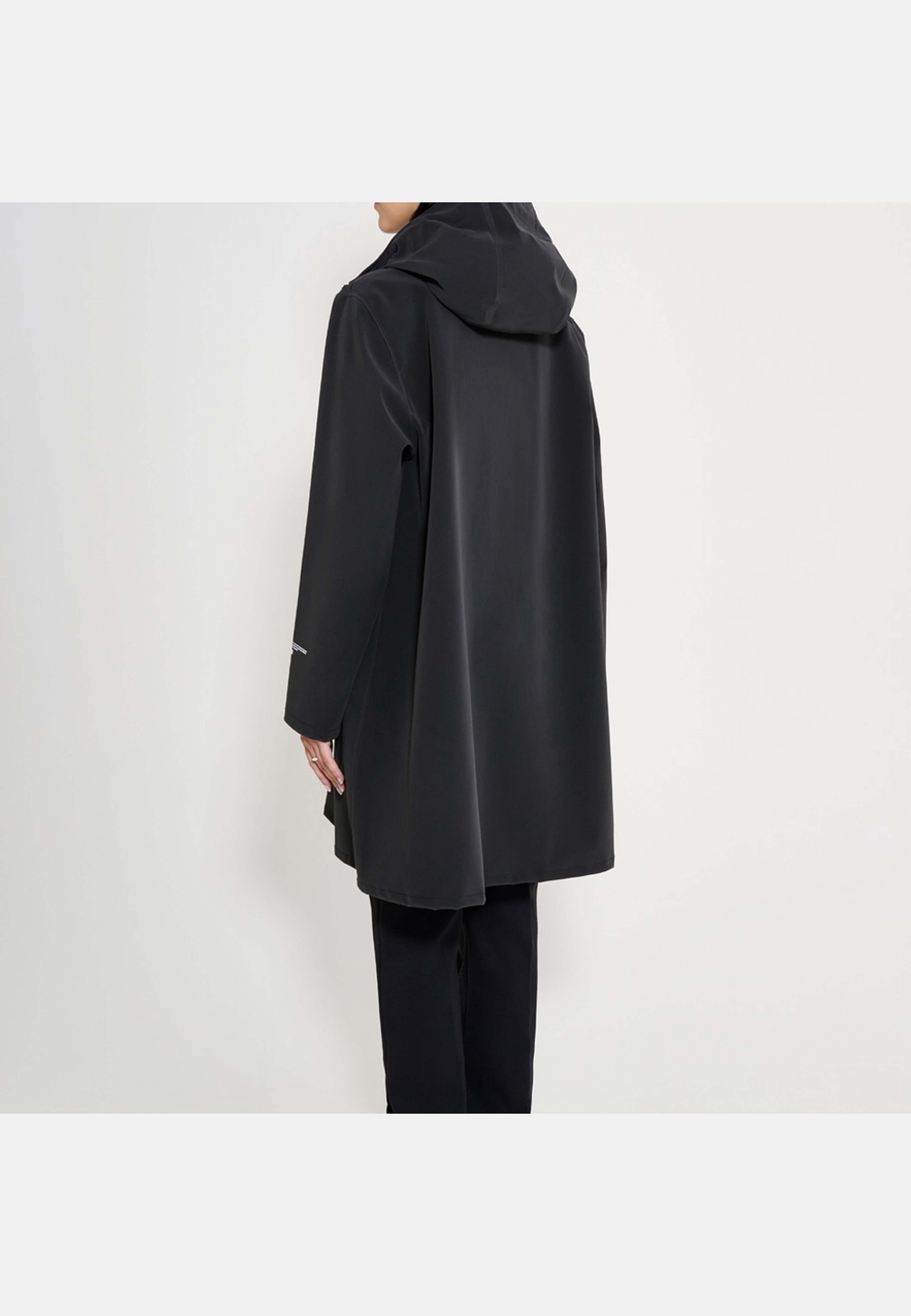 Mosebacke Patch Raincoat, från Stutterheim, i färgen black. Klicka för att öppna bilden i stort format
