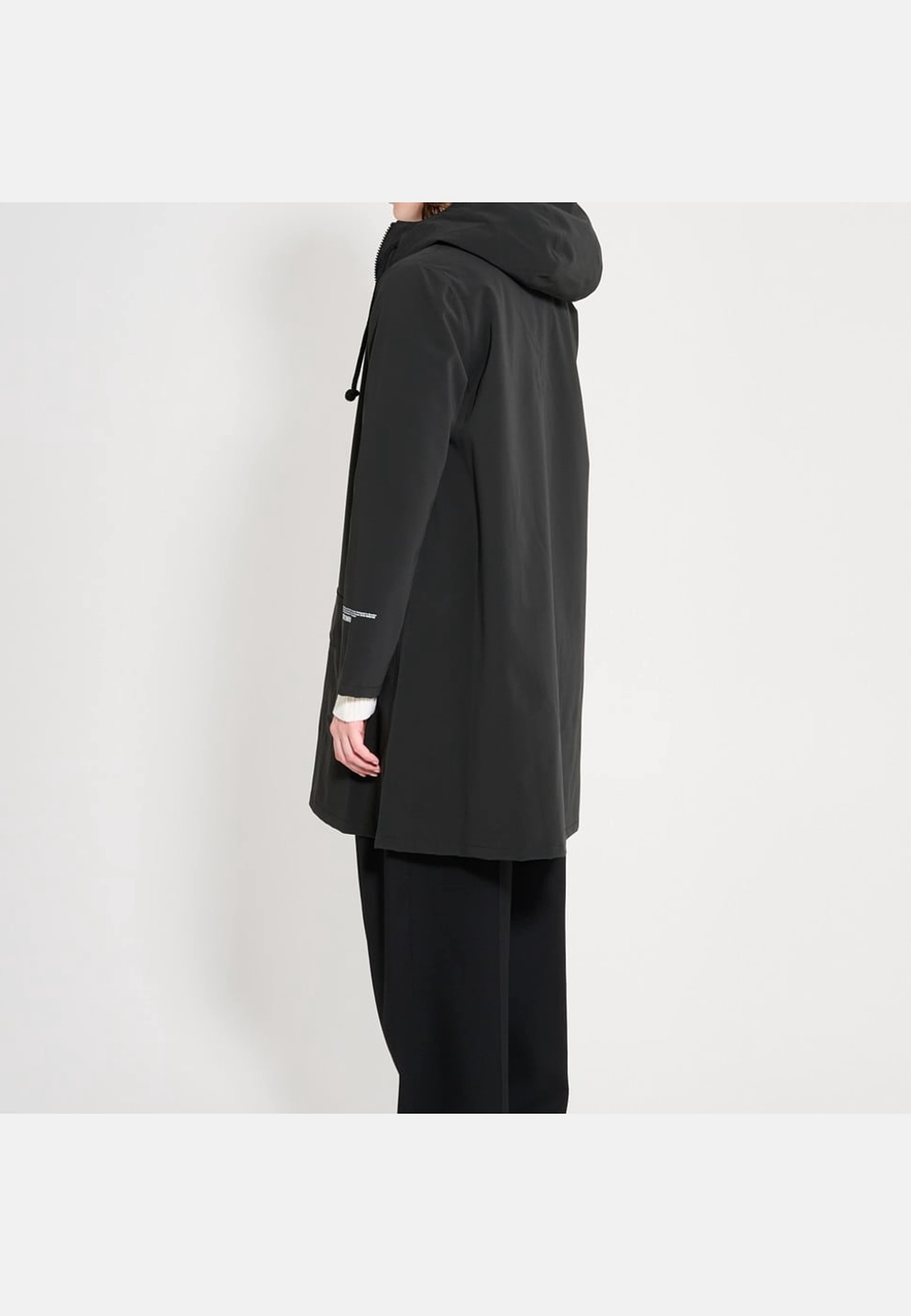 Mosebacke Patch Raincoat, från Stutterheim, i färgen black. Klicka för att öppna bilden i stort format