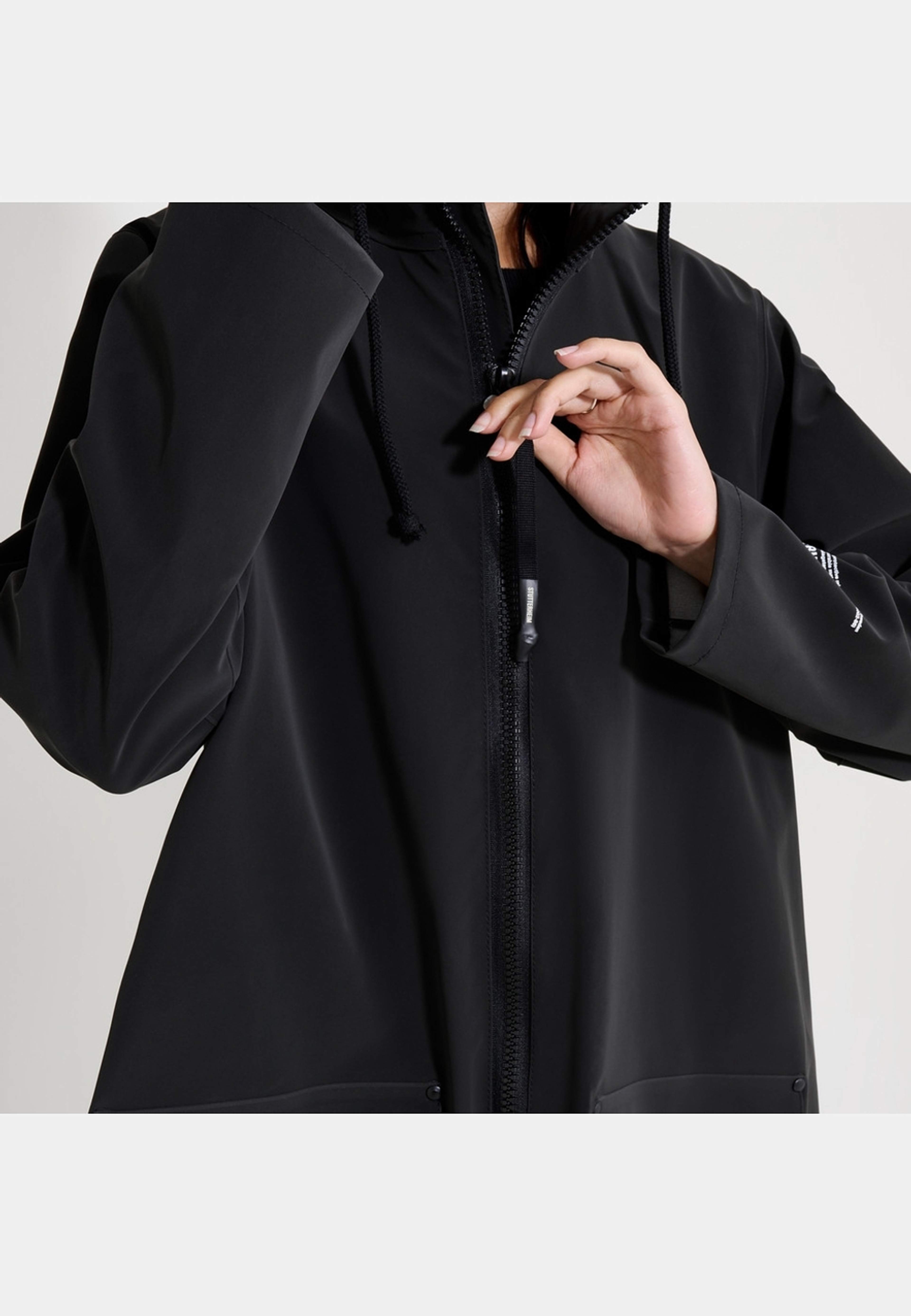 Mosebacke Patch Raincoat, från Stutterheim, i färgen black. Klicka för att öppna bilden i stort format