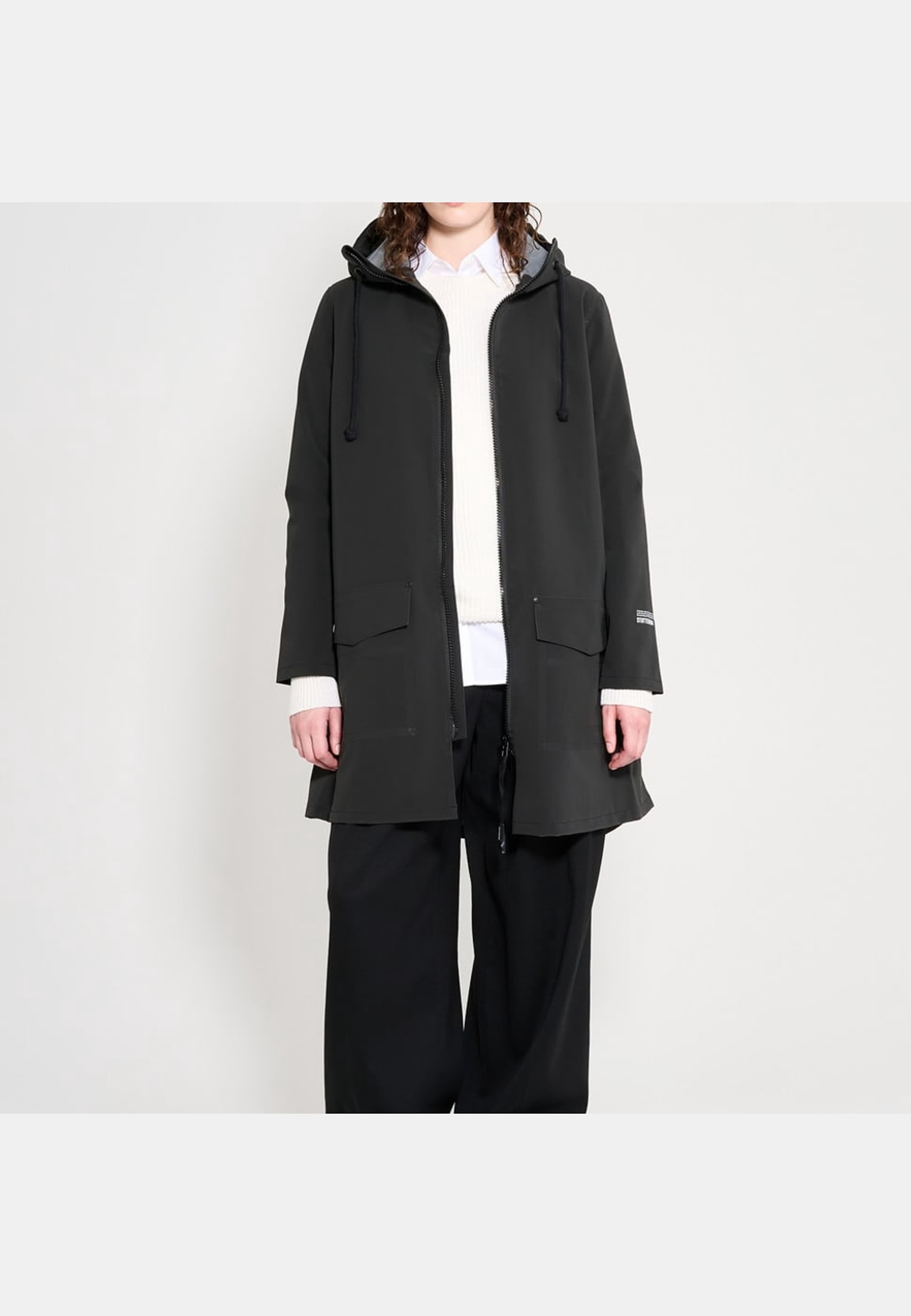 Mosebacke Patch Raincoat, från Stutterheim, i färgen black. Klicka för att öppna bilden i stort format