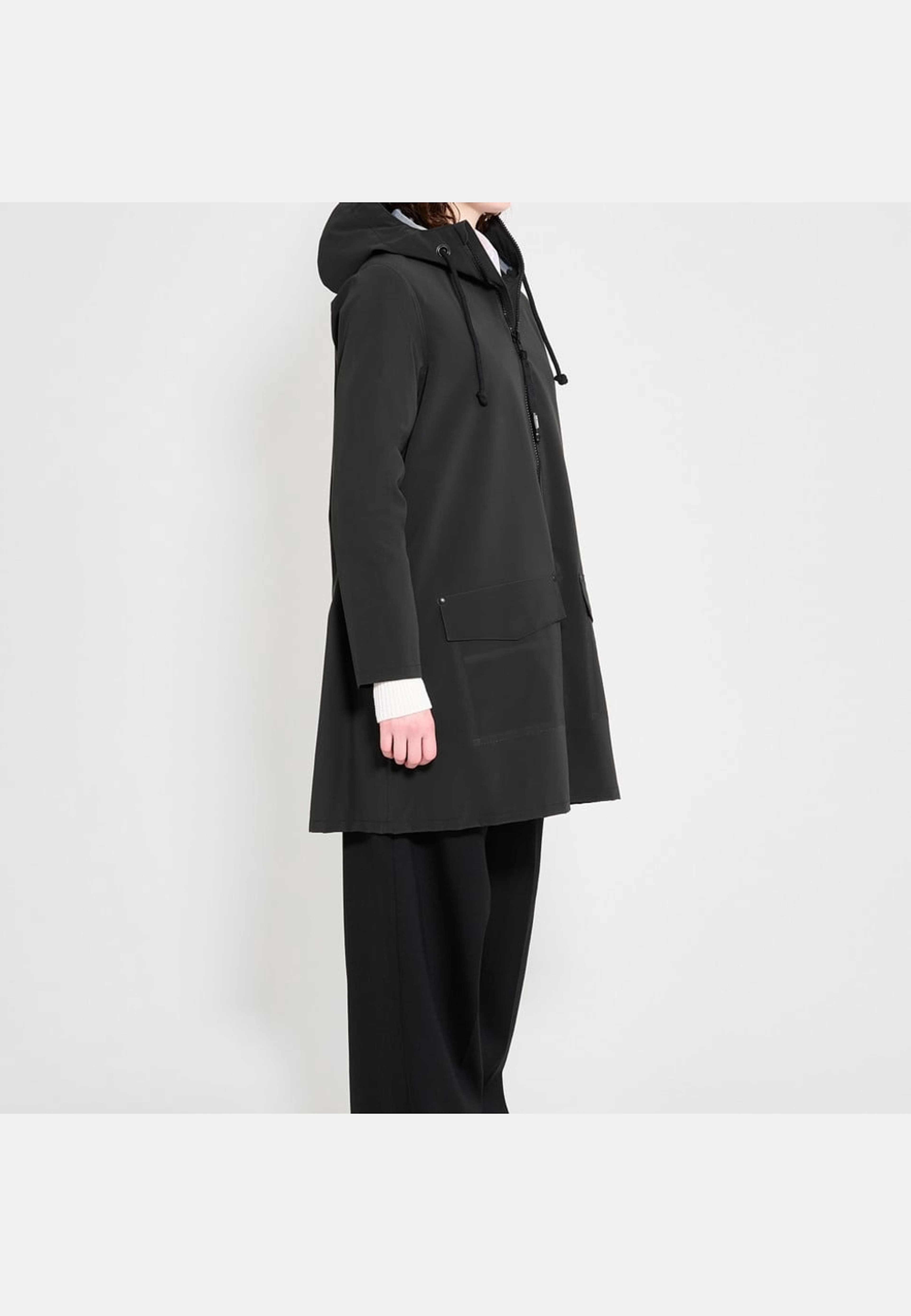 Mosebacke Patch Raincoat, från Stutterheim, i färgen black. Klicka för att öppna bilden i stort format