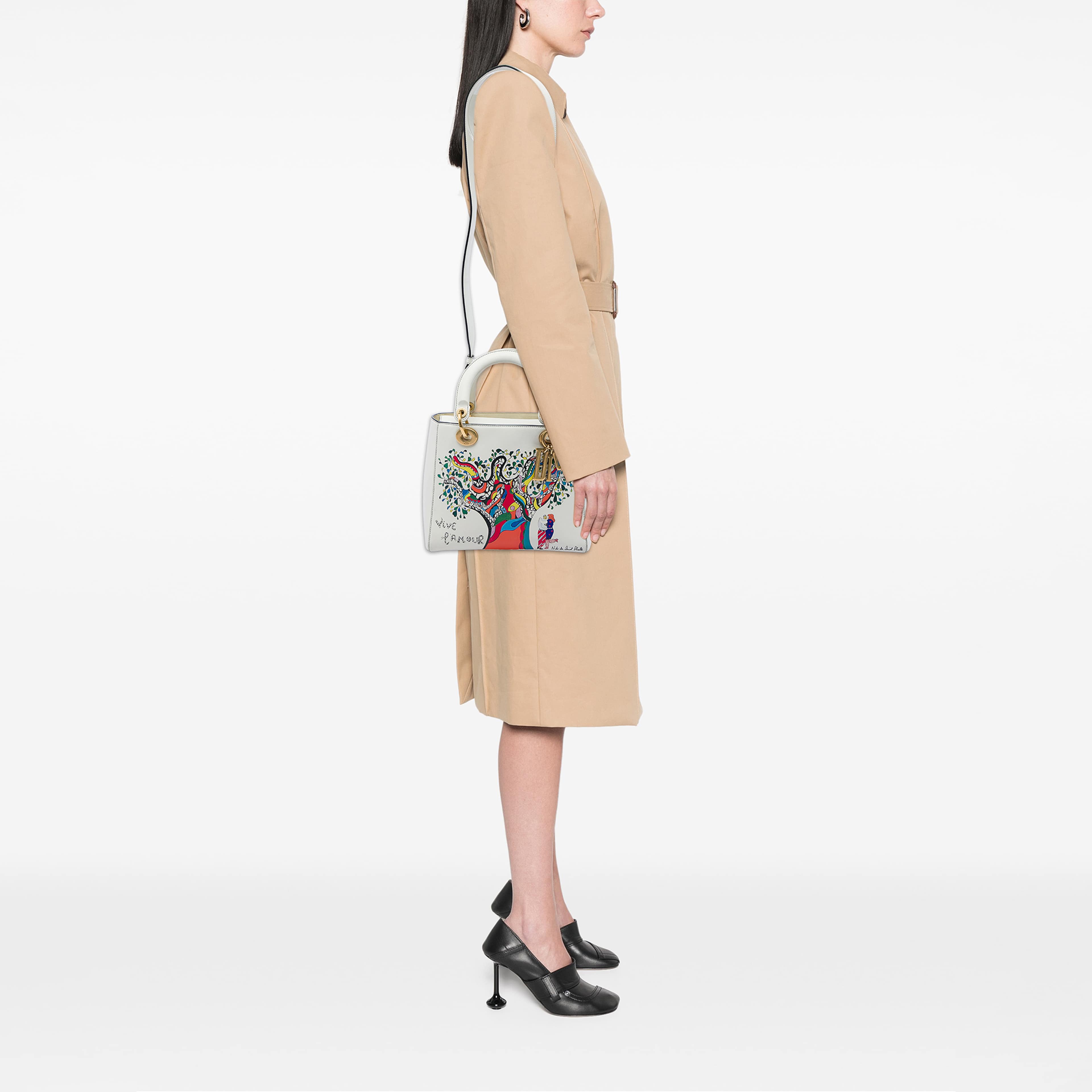 Dior Niki De Saint Phalle Medium Calfskin Vive L Amour Lady Dior, från Luxclusif, i färgen vit. Klicka för att öppna bilden i stort format