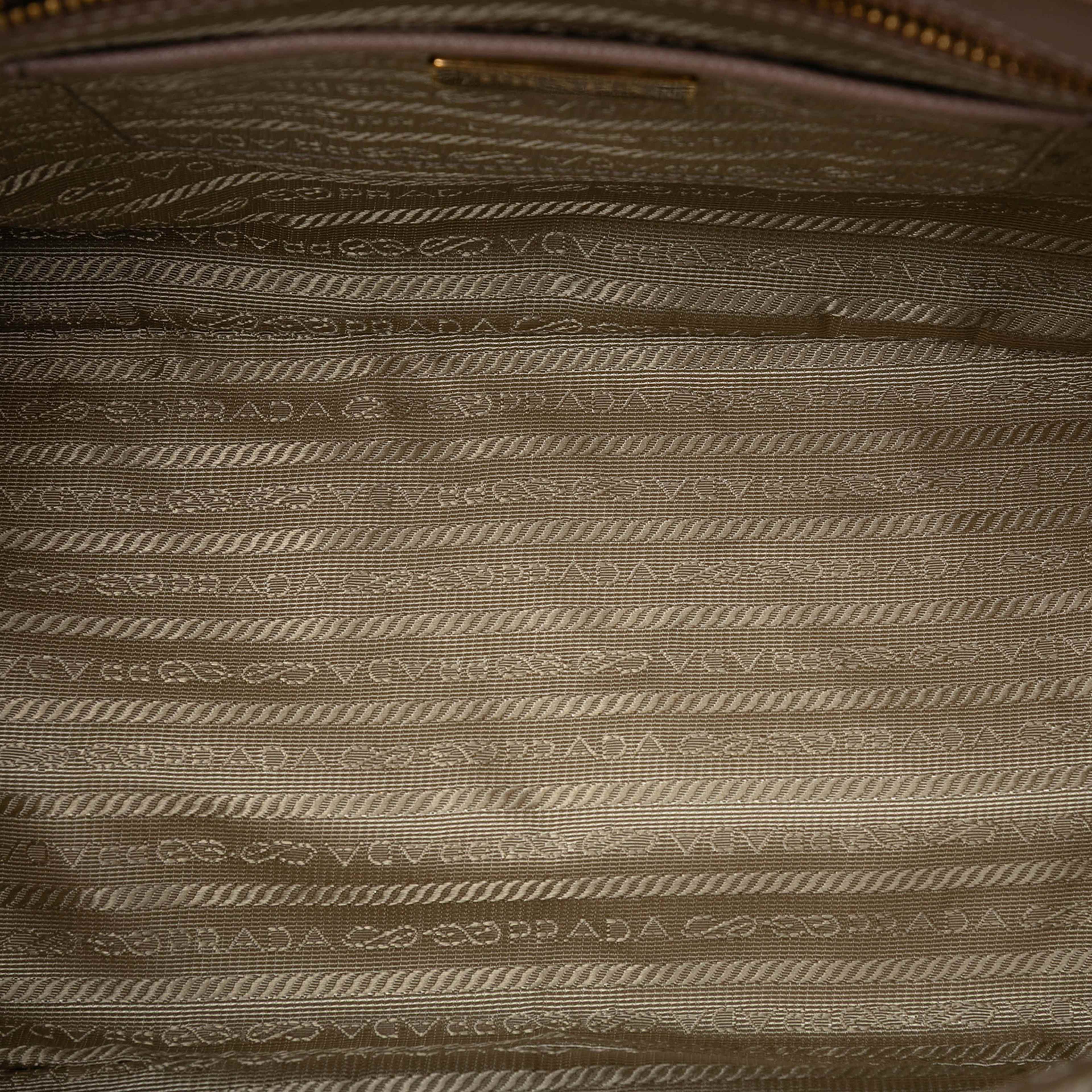 Prada Medium Saffiano Lux Galleria Double Zip Tote, från Luxclusif, i färgen light pink. Klicka för att öppna bilden i stort format