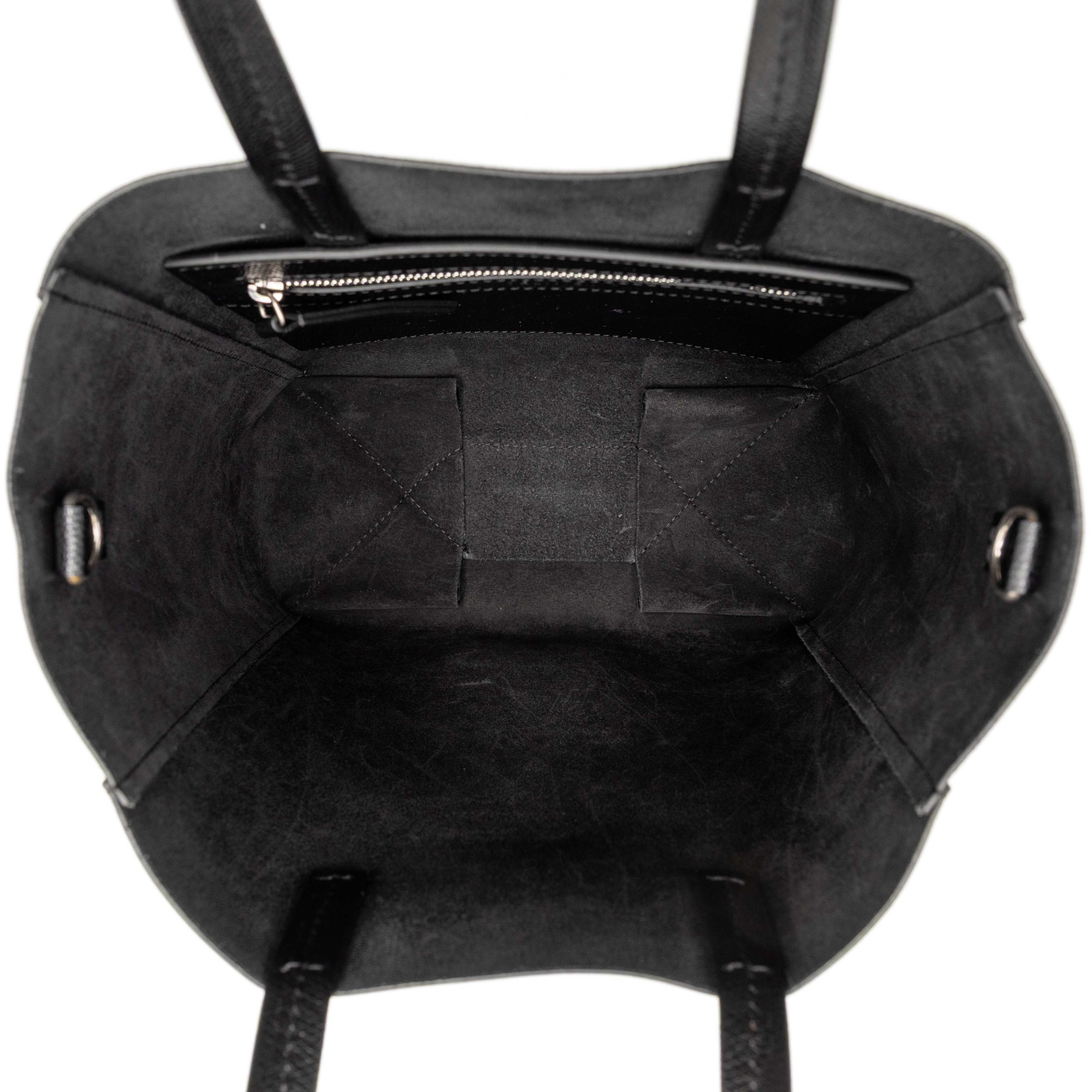 Celine Small Grained Calfskin Vertical Cabas Satchel, från Luxclusif, i färgen black. Klicka för att öppna bilden i stort format