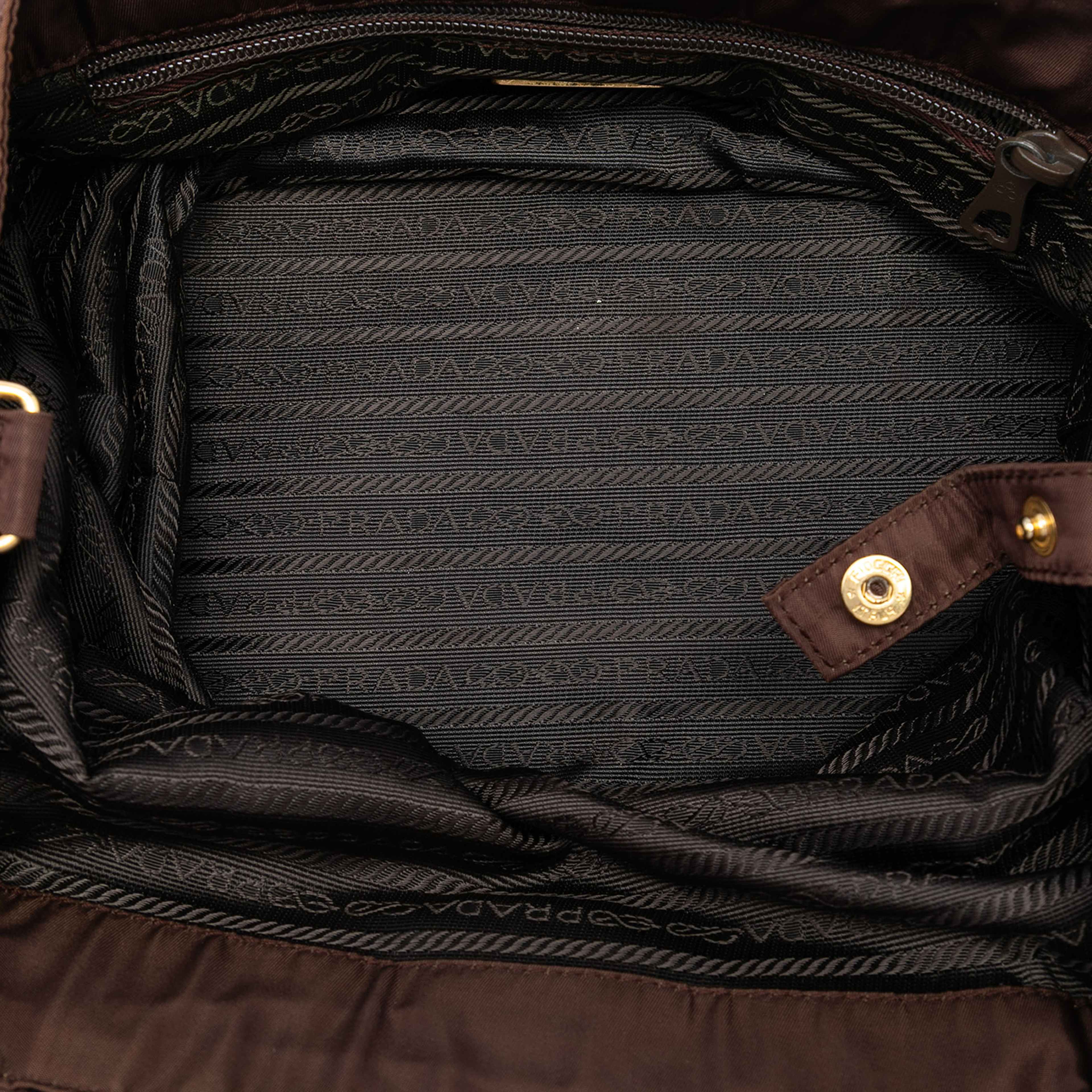 Prada Tessuto Metal Handle Bag, från Luxclusif, i färgen dark brown. Klicka för att öppna bilden i stort format