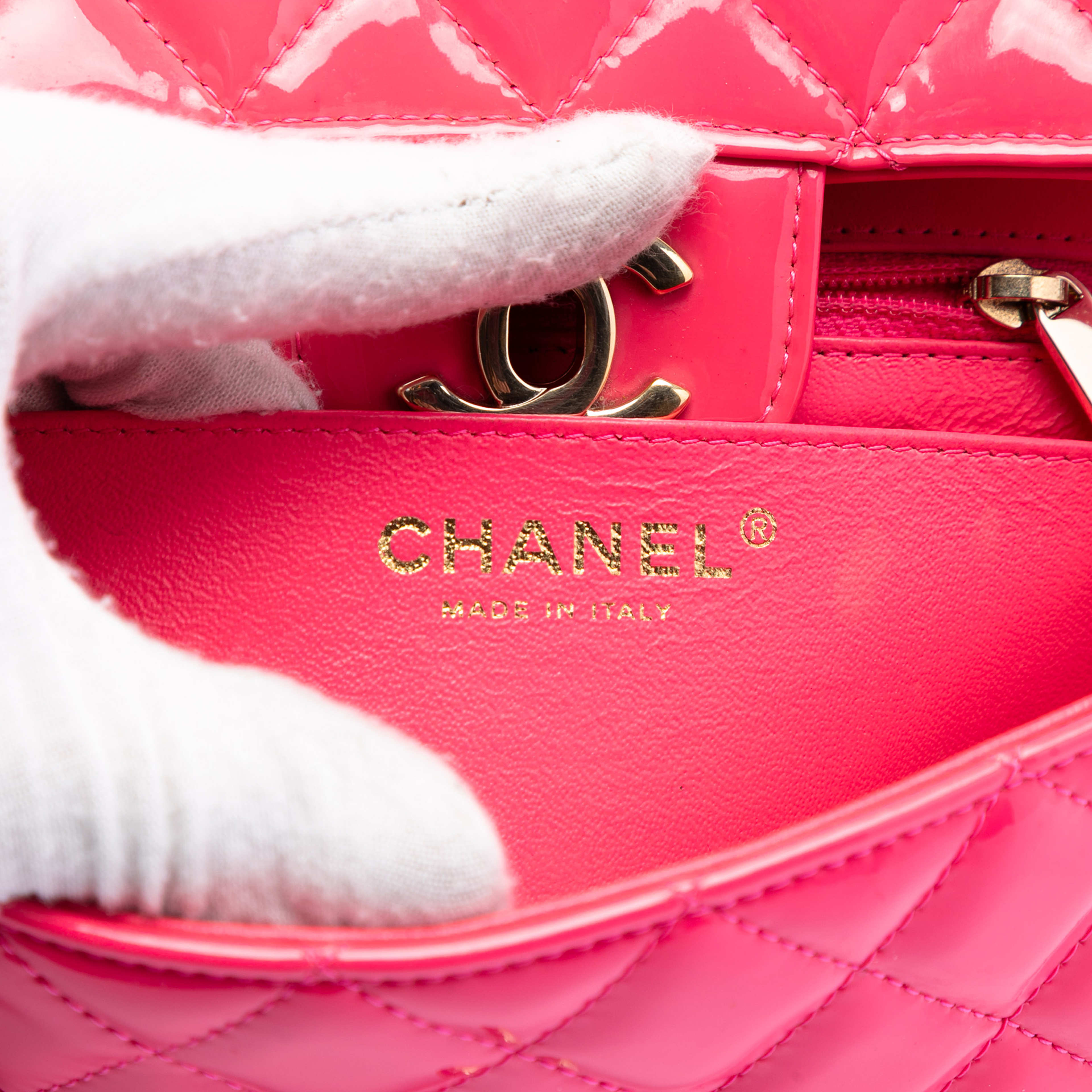 Chanel Mini Rectangular Classic Patent Single Flap, från Luxclusif, i färgen hot pink. Klicka för att öppna bilden i stort format